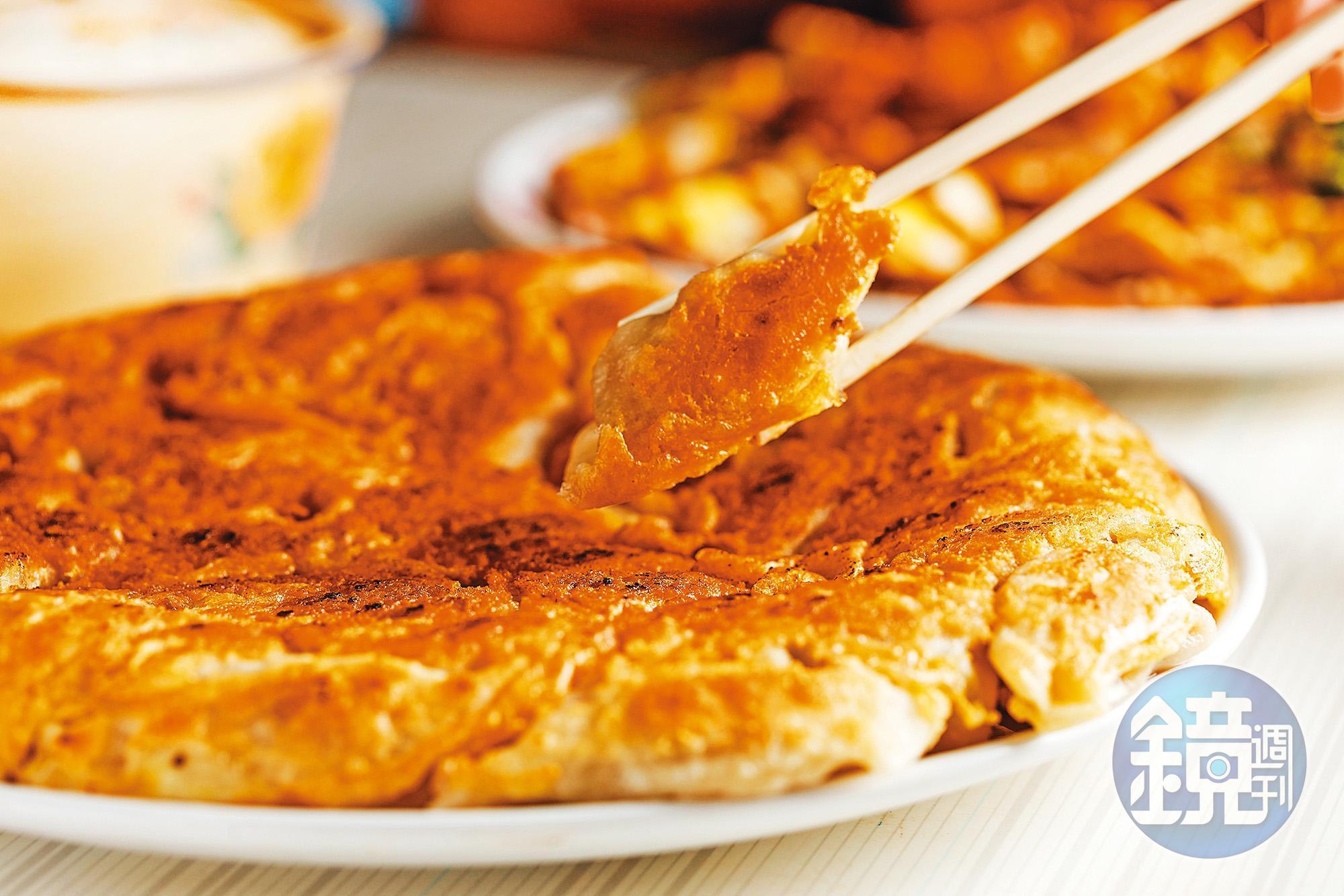 「妙香小吃店」的鍋貼在圓鍋中煎到外皮酥脆、內餡多汁，被視為是烈嶼的隱藏美食。（400元／50顆、大份）