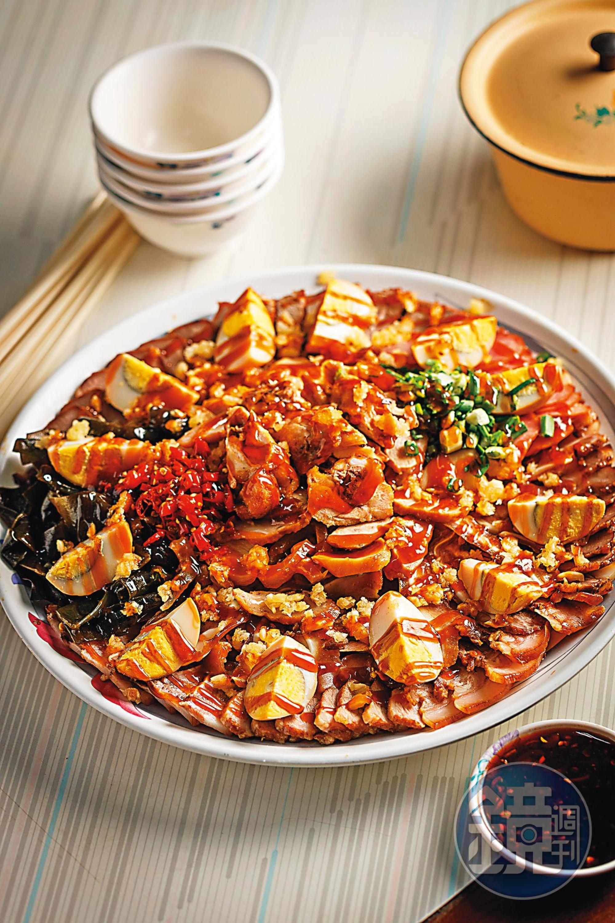 料多實在的「滷味拼盤」，是遊客必點的好料之一。（400元／大份）