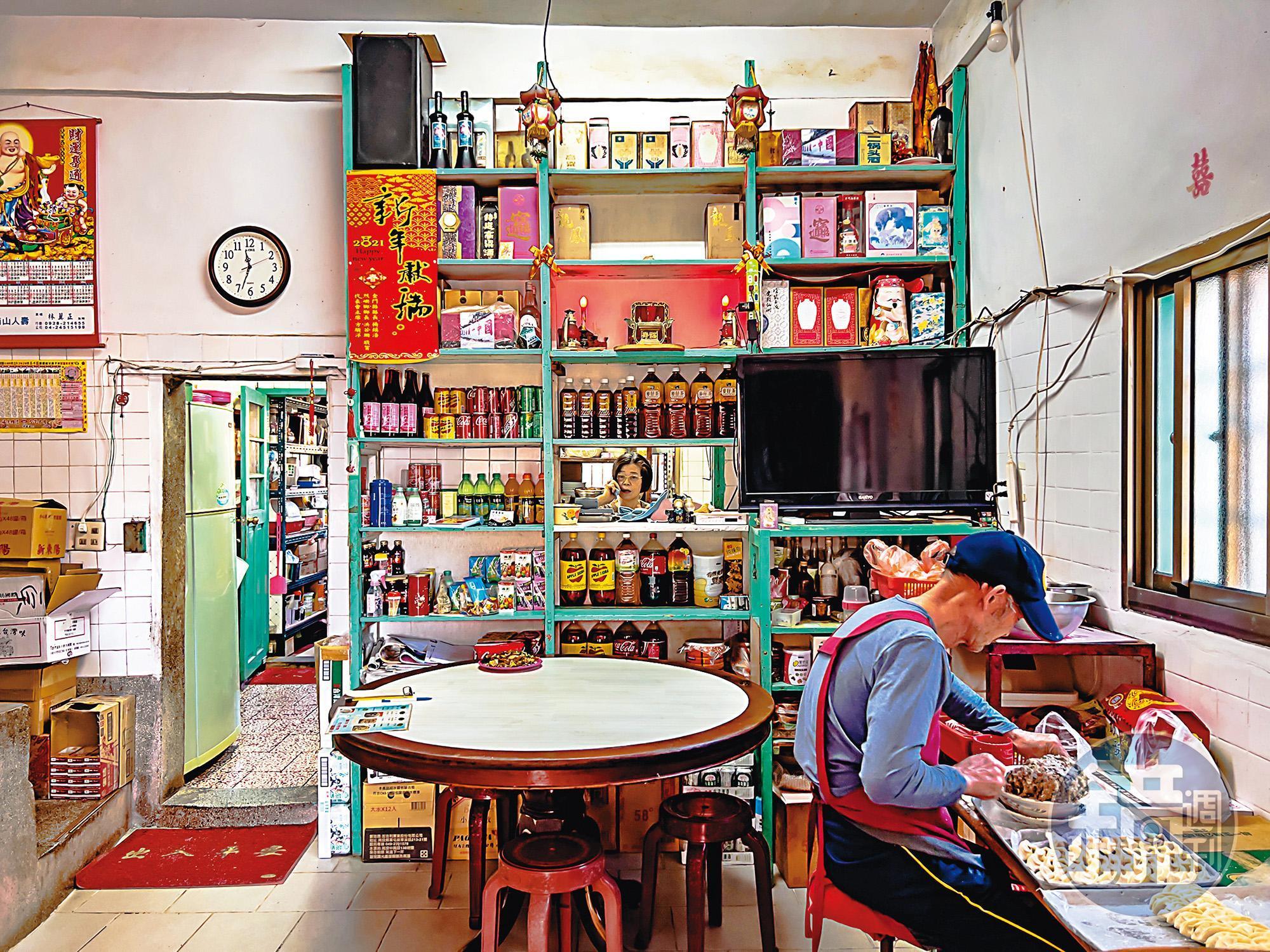 原先有開放內用的妙香小吃店，因為疫情僅提供外帶服務。（彭仁義攝）