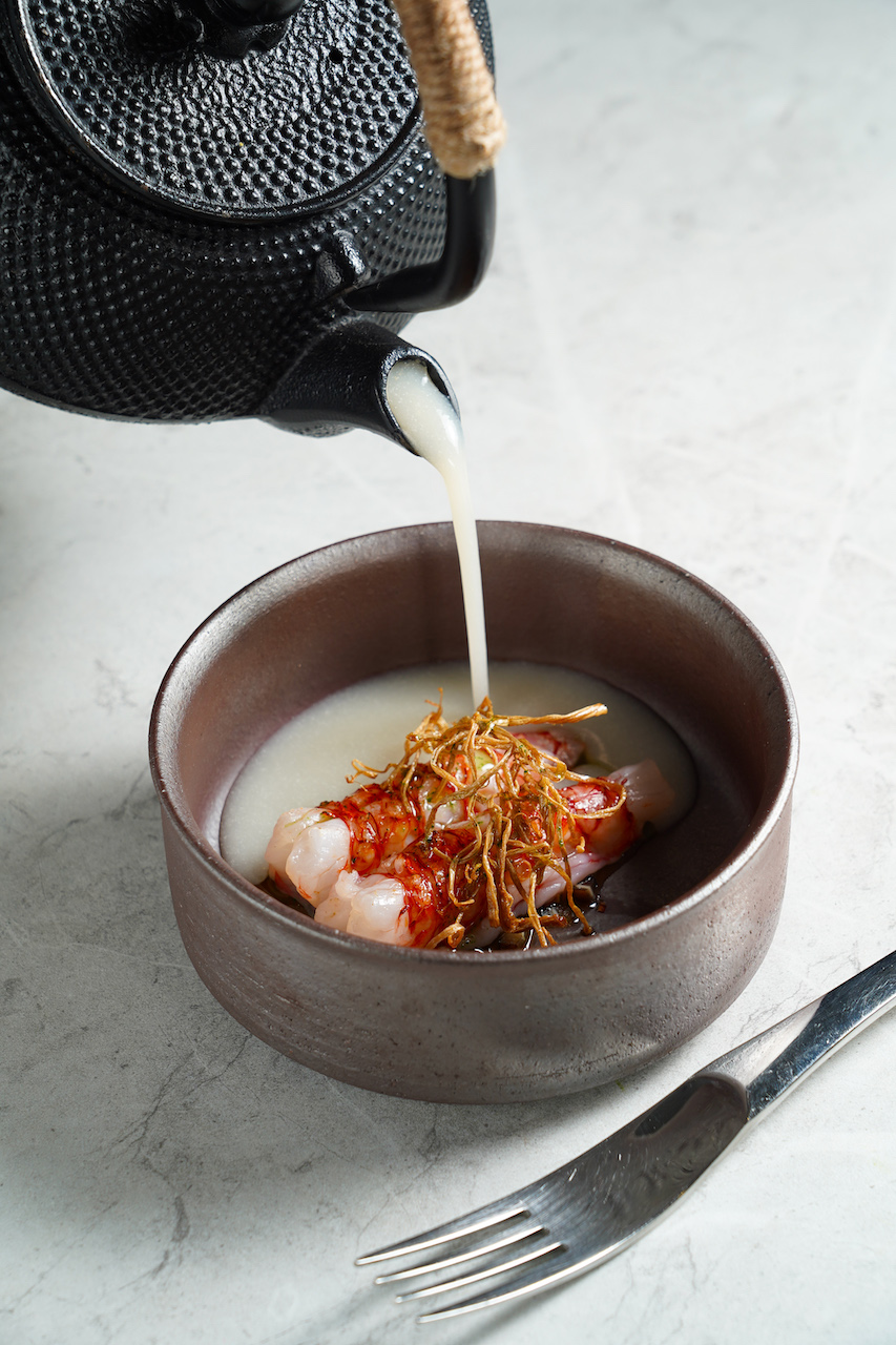 「宜蘭胭脂蝦 湖南臘肉 白玉蘿蔔 老菜脯」高湯濃醇，尾韻回甘。（2,400元套餐菜色）