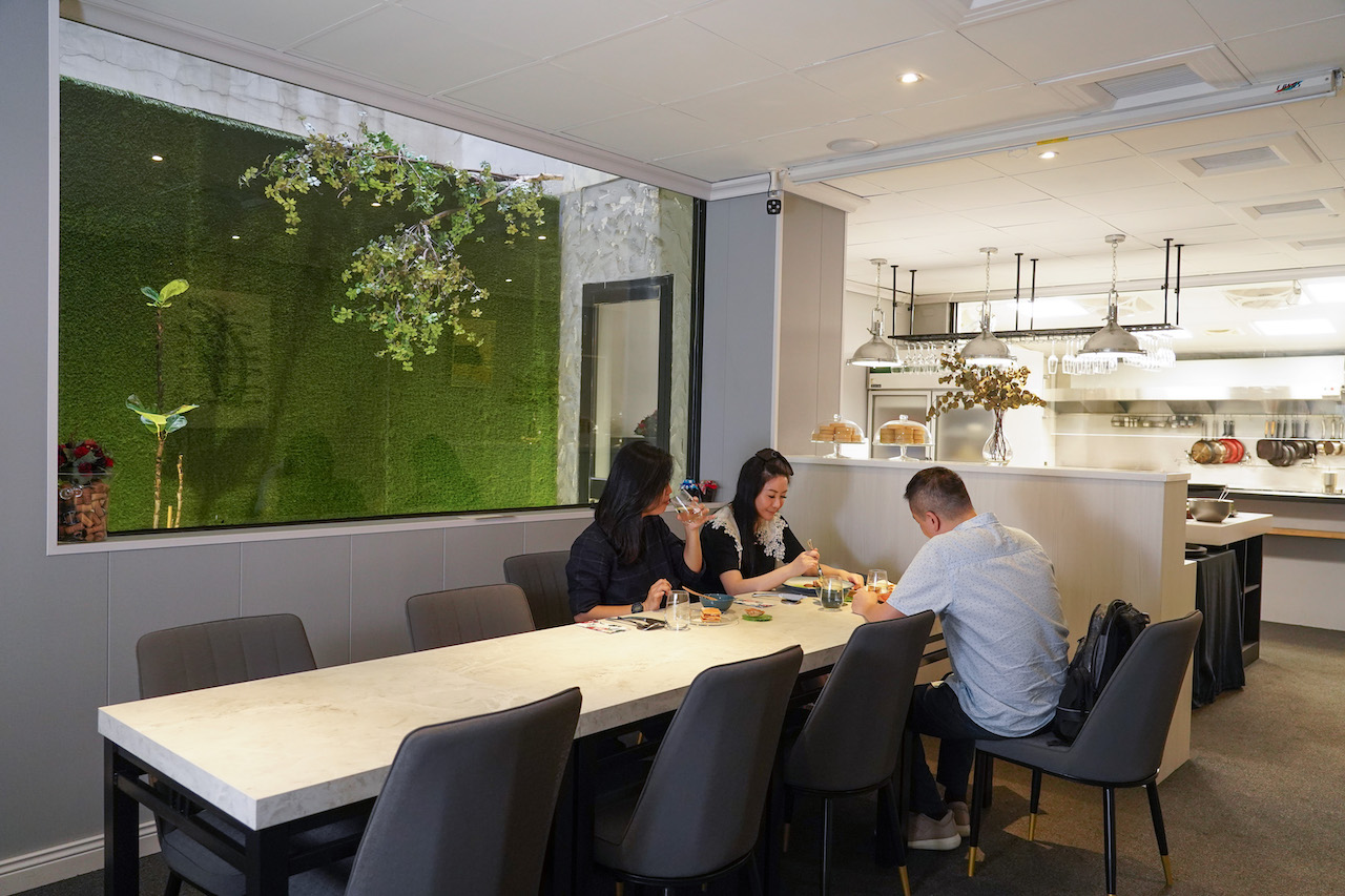 半開放式的廚房及備餐檯，讓料理團隊和客人得以互動。