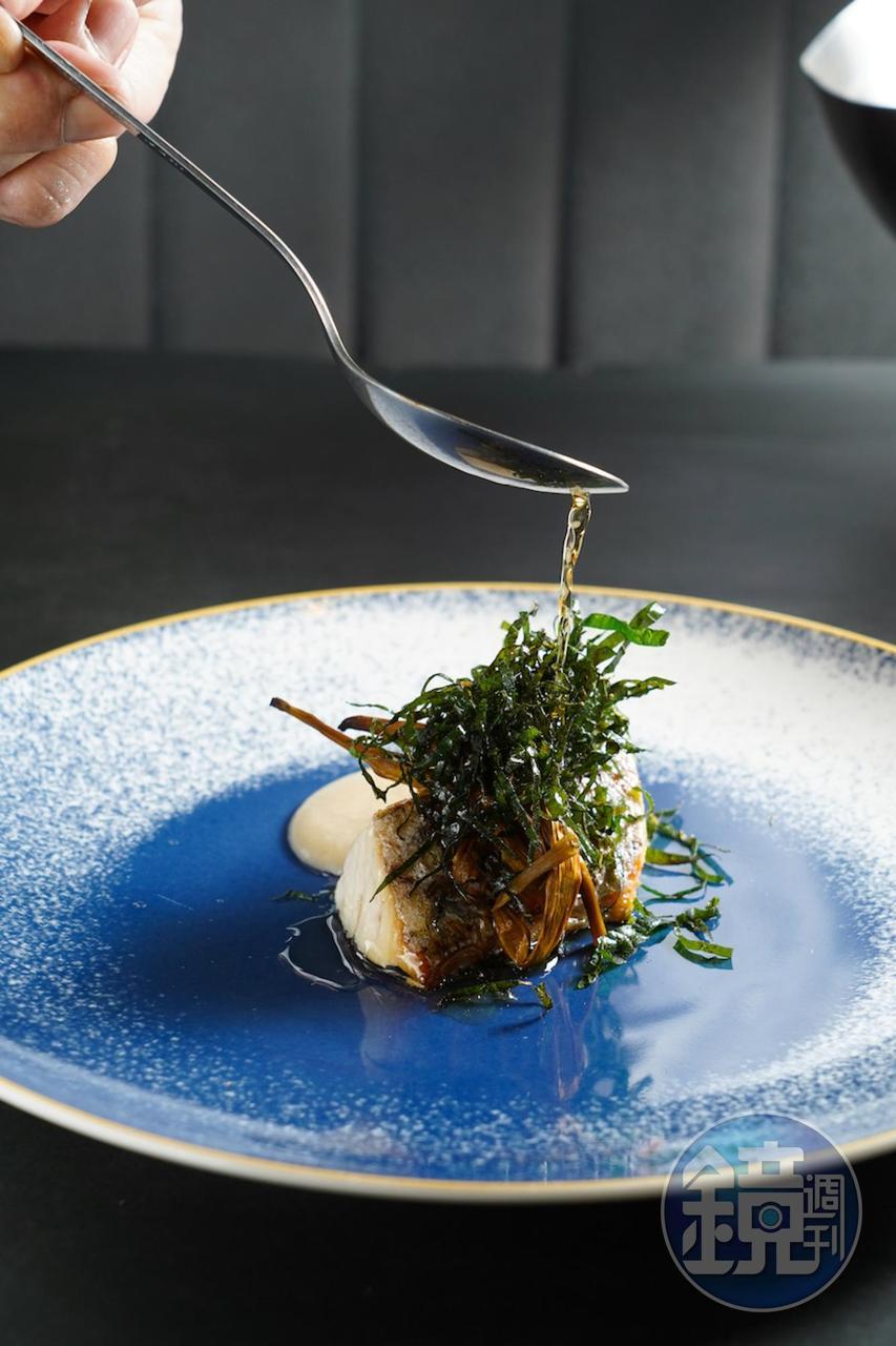 「𩵚魠魚 假酸漿葉 花椒」魚肉7分熟，軟嫩正好。（2,400元套餐菜色）