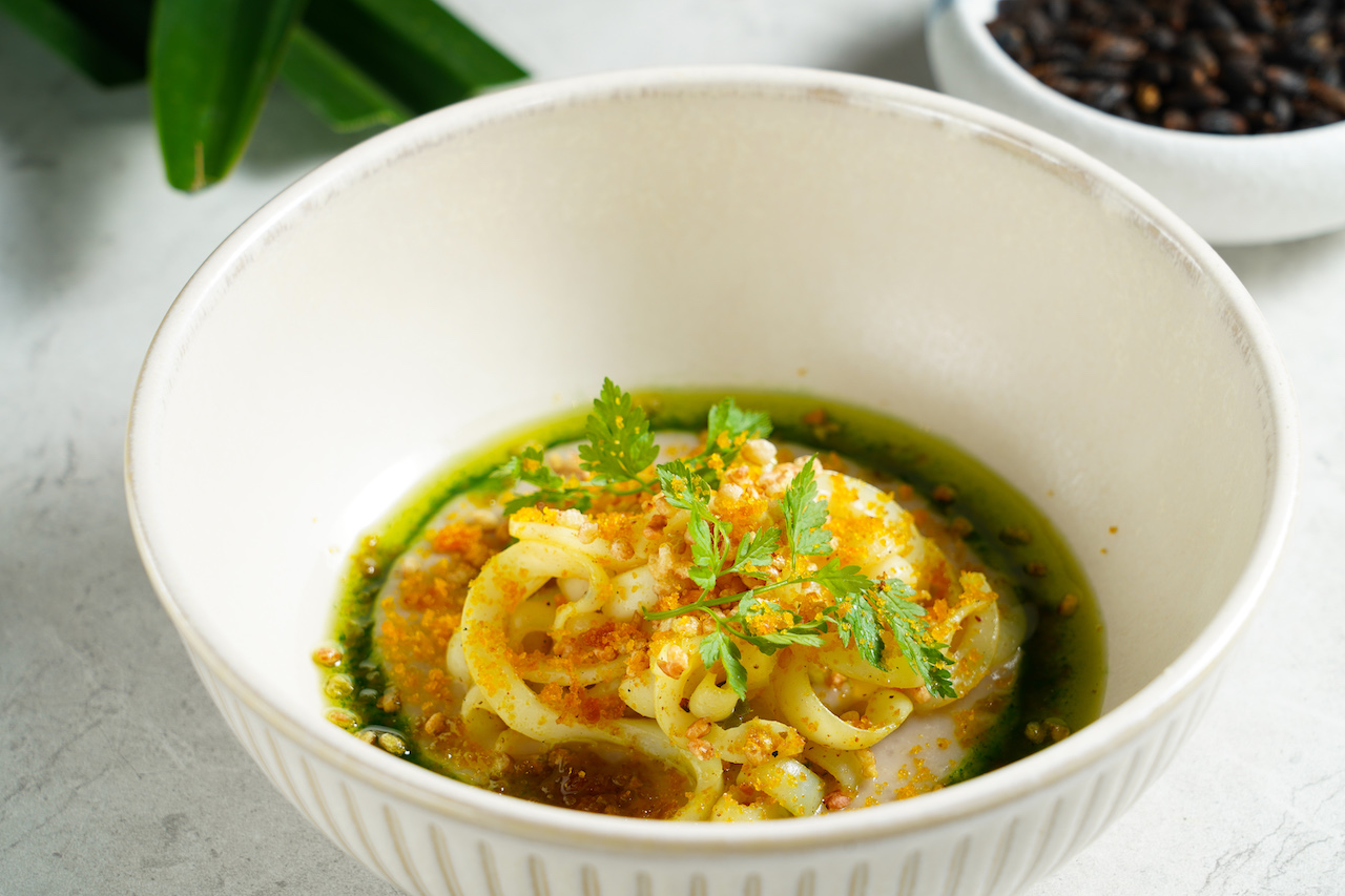 「細切小捲 那瑪夏小芋頭 大武山小米 雲林白蘆筍」以綿綿芋泥佐鮮鹹海味。（2,400元套餐菜色）