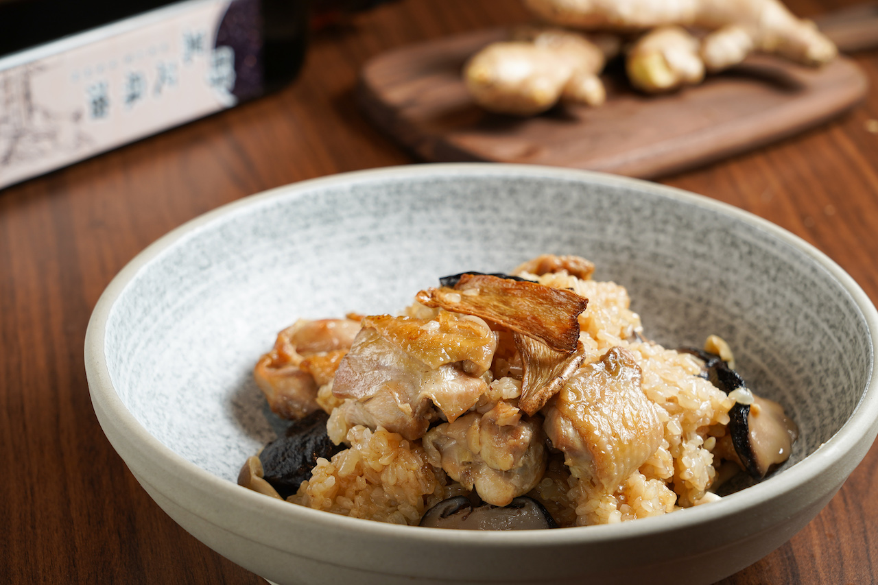 老薑辛香伴著麻油香暖的「生炒麻油雞燜飯」。（55,000元桌菜菜色）