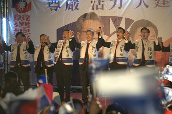 《國際橋牌社》是台灣首部政治職人劇，第2季主題「同島一命」，包含1996年台灣總統直選的歷史背景。（馬克吐溫提供）