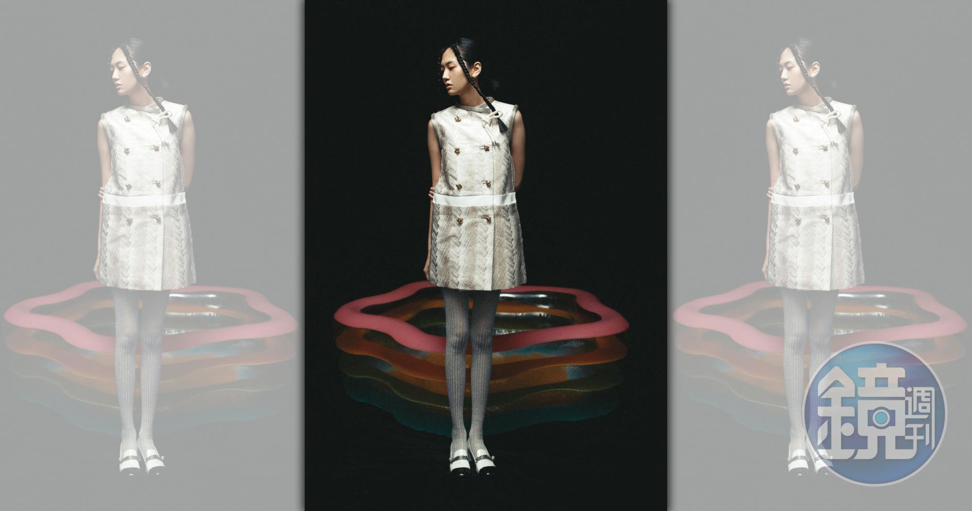 雙排釦人字紋連身裙 NT$179,000 by LOUIS VUITTON/銀絲點綴襪褲 NT$18,000 by MIU MIU/珍珠裝飾樂福鞋 NT$33,000 by MIU MIU/Tribales CD 金屬水晶耳環 NT$19,000 by Dior