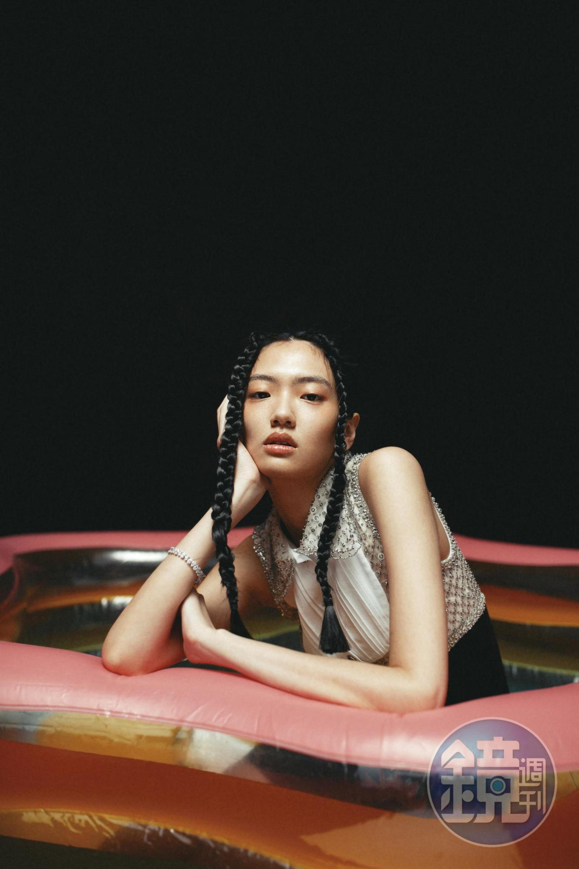 水晶綴飾拼接洋裝 NT$170,000 by MIU MIU/Millenia水晶手鍊 NT$11,900 by SWAROVSKI