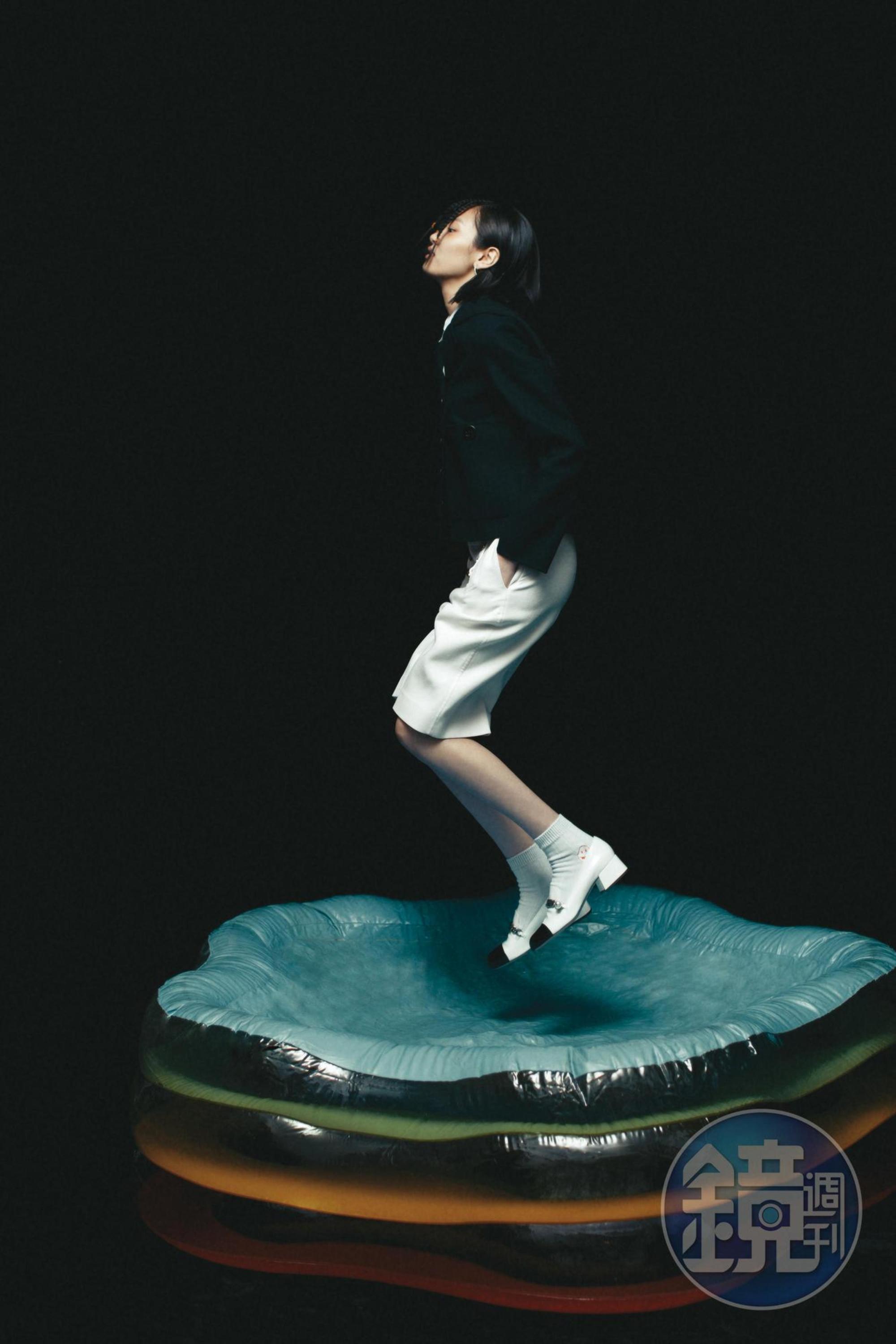 海軍藍羊毛外套 NT$160,000 by DIOR/白色棉府綢長袖襯衫 NT$52,000 by DIOR/白色羊毛百慕達短褲 NT$64,000 by DIOR/珍珠裝飾樂福鞋 NT$33,000 by MIU MIU/白色短襪 私物