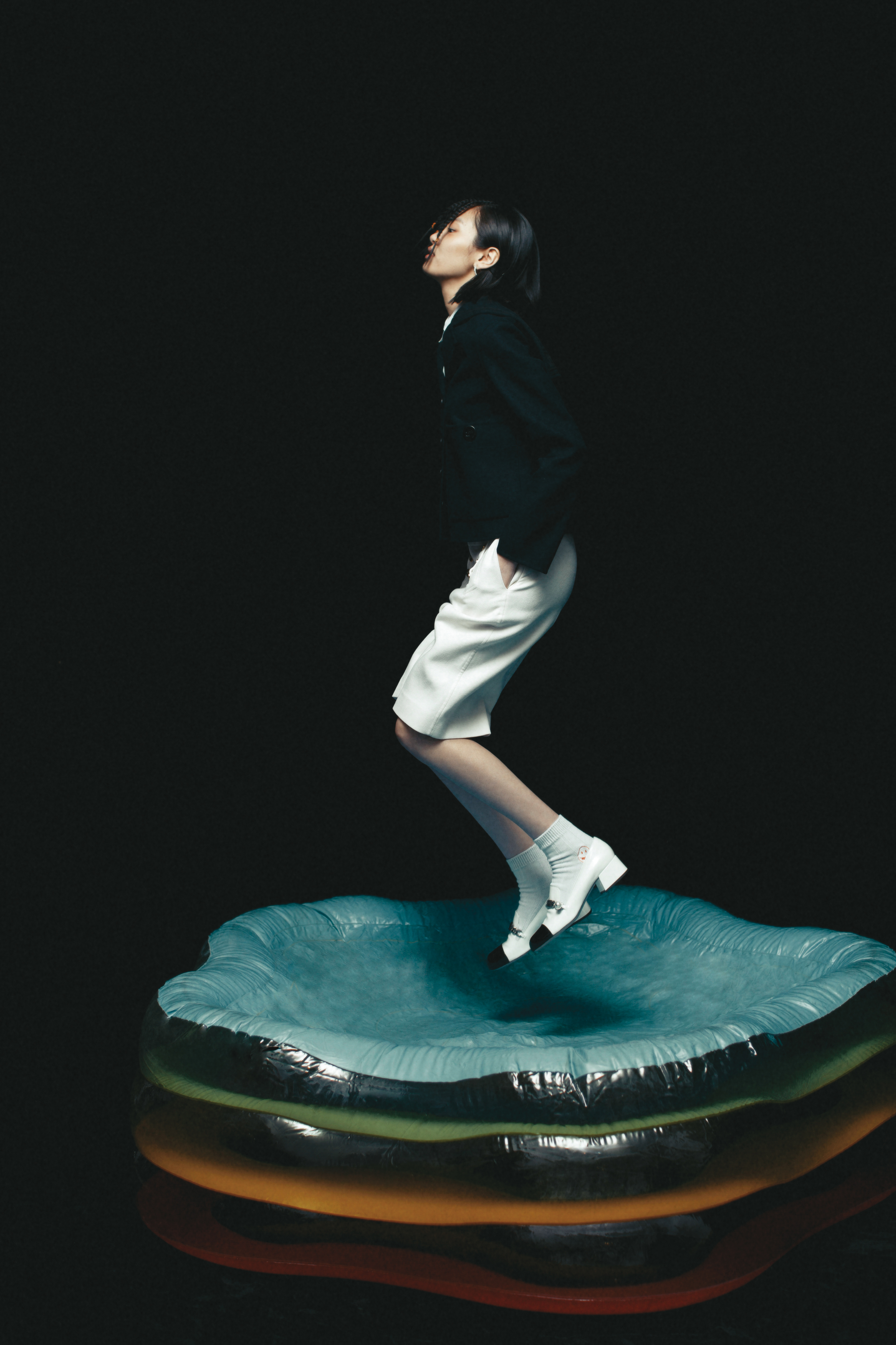 海軍藍羊毛外套 NT$160,000 by DIOR/白色棉府綢長袖襯衫 NT$52,000 by DIOR/白色羊毛百慕達短褲 NT$64,000 by DIOR/珍珠裝飾樂福鞋 NT$33,000 by MIU MIU/白色短襪 私物