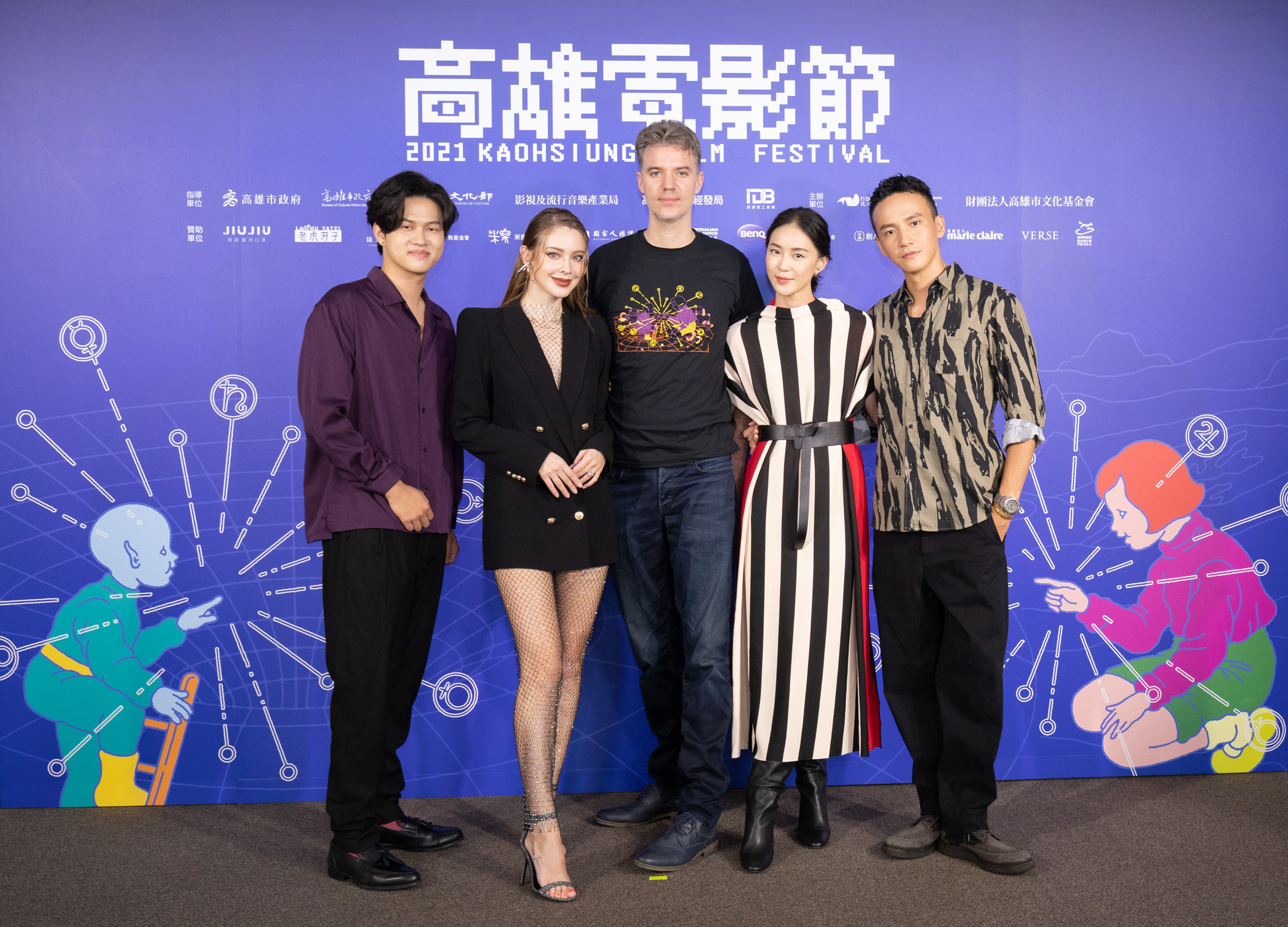 《詭祭》由荷蘭導演王洪飛（左三）擔任編導，主要台灣演員有鍾瑶（右二）、曹晏豪（右一 ）、阮承恩（左一）和安妮（左二），該片入選2021高雄電影節。（高雄電影節提供）