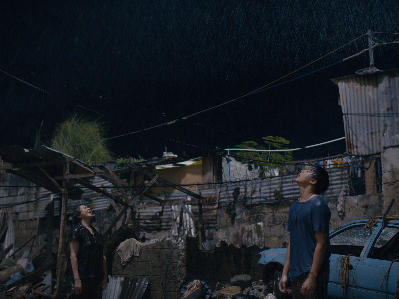 《天晴有時》以受颱風重創的菲律賓為背景，部分災後場面由劇組搭建而成，還原當時面貌。（王琮提供）