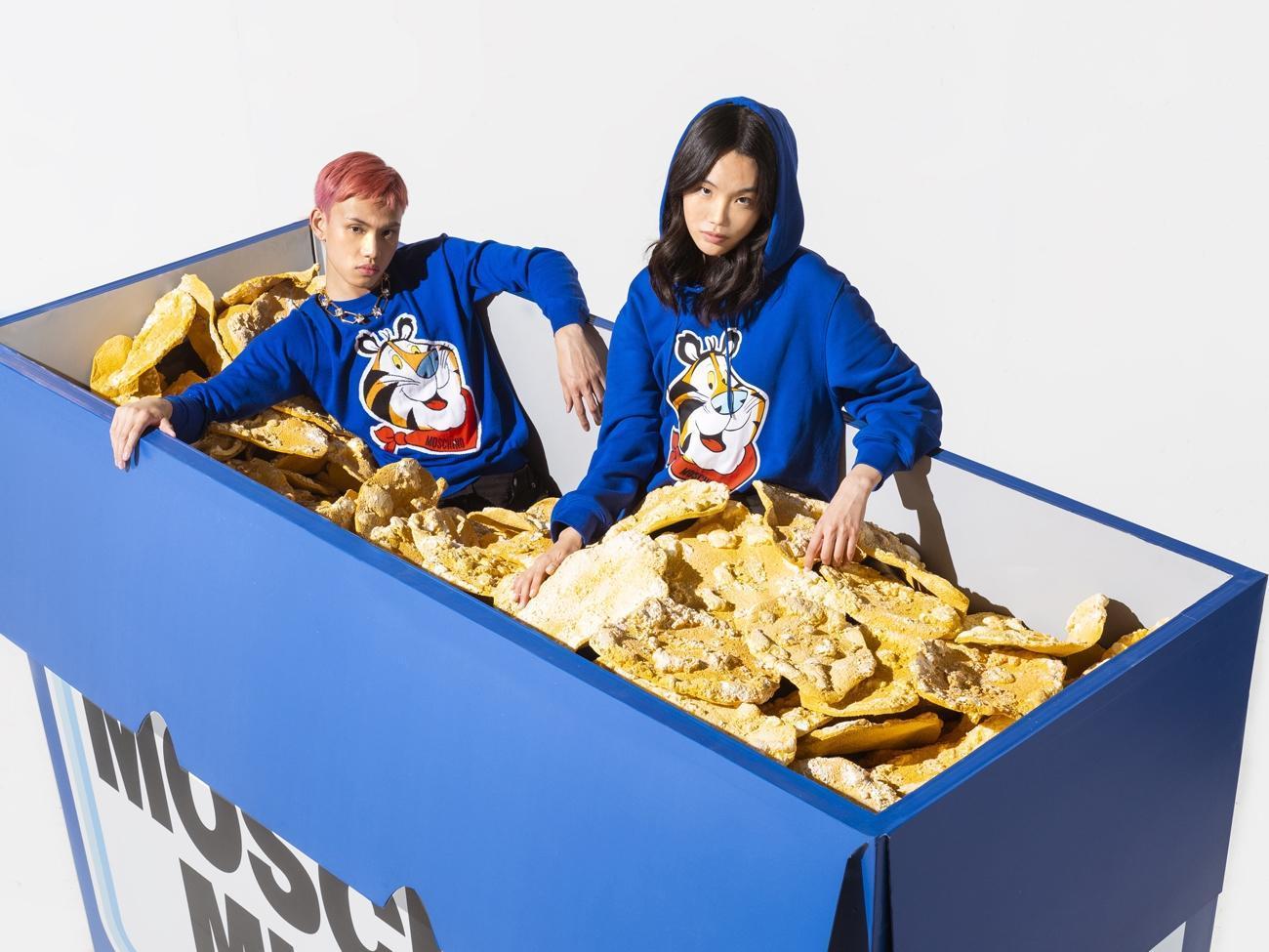 MOSCHINO Tony the Tiger農曆新年膠囊系列,將家樂氏東尼老虎玉米脆片變身時尚品項。 (藍鐘提供)