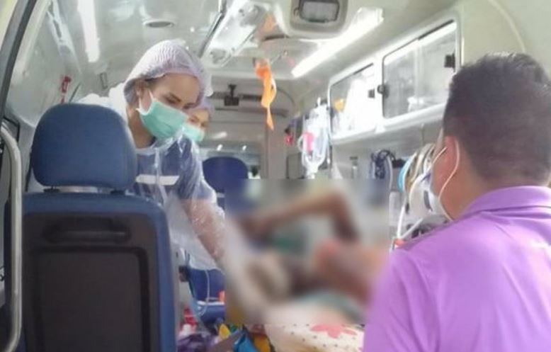 泰國一名老父親放話自己刀槍不入，下秒兒子竟潑汽油縱火，老父最後被燒傷送醫。（圖翻攝自微博）