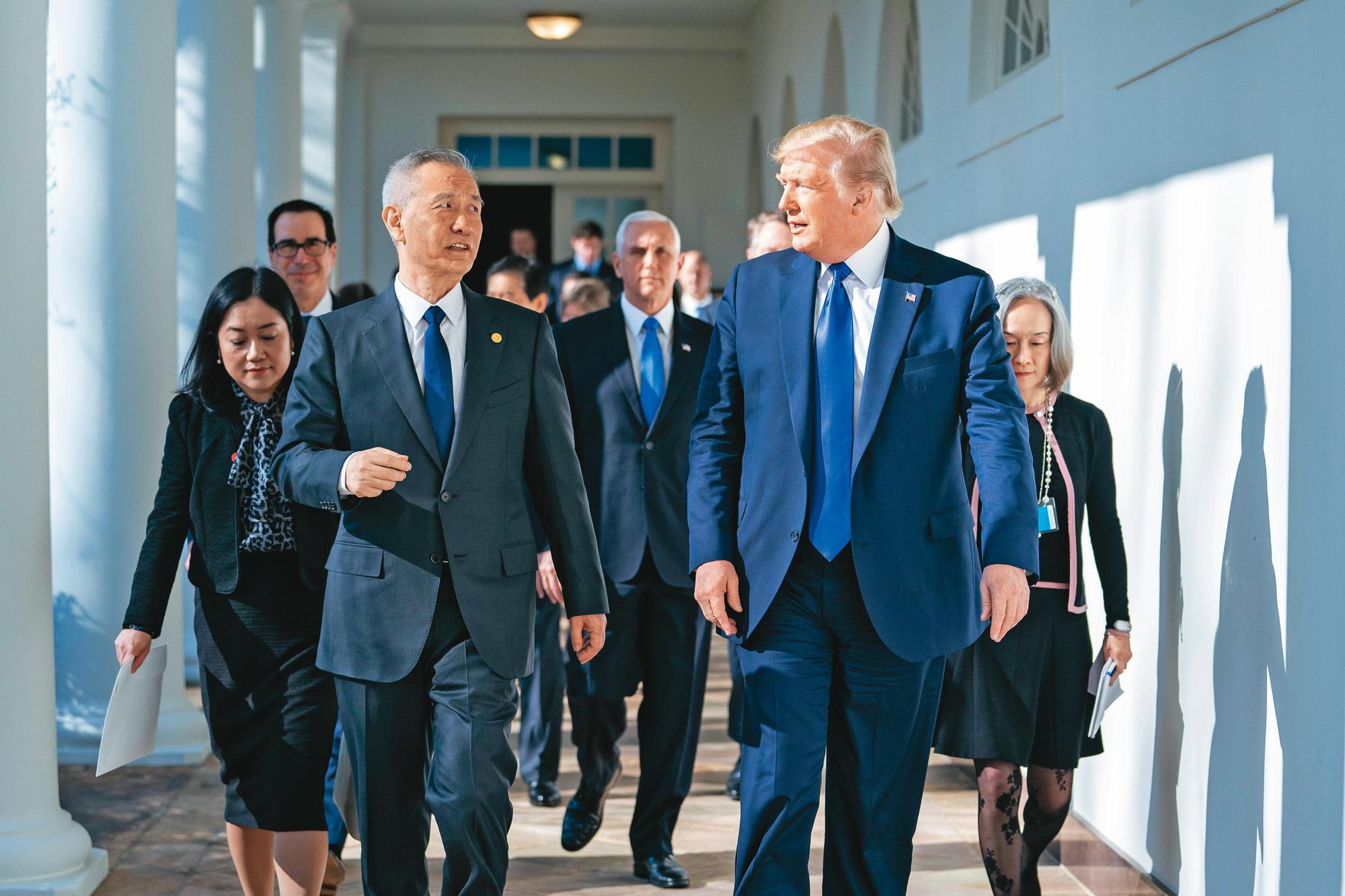 川普（前右）任內談定的美中貿易協議，現今面臨中國採購金額不足，這是中國跳票，大國違約。前左為中國國務院副總理劉鶴。（翻攝Whitehouse Flickr）