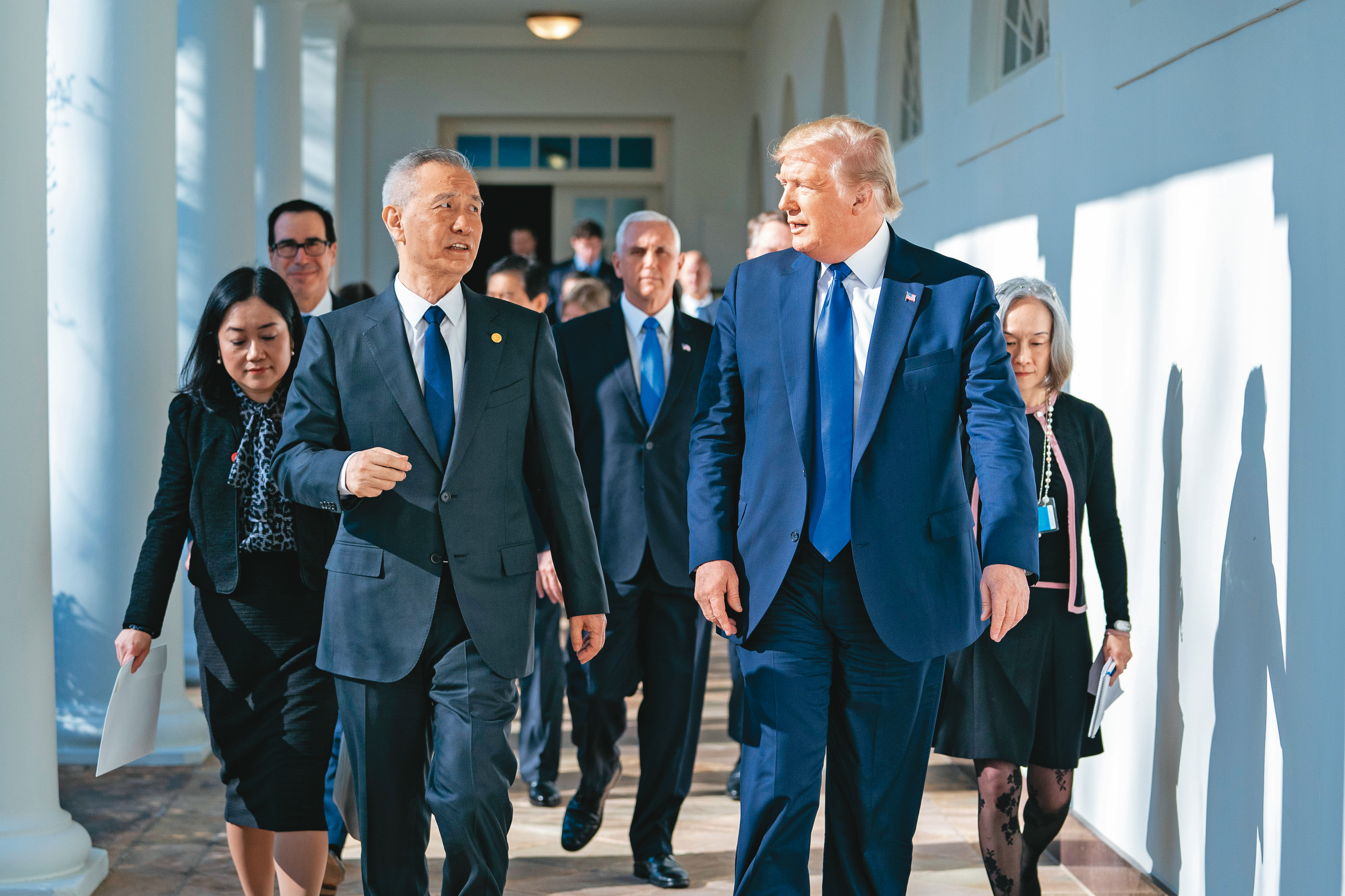 川普（前右）任內談定的美中貿易協議，現今面臨中國採購金額不足，這是中國跳票，大國違約。前左為中國國務院副總理劉鶴。（翻攝Whitehouse Flickr）