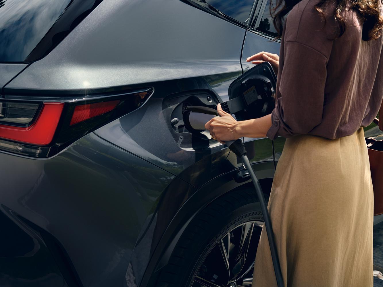 NX也首度導入品牌第一款插電式油電複合動力NX 450h+ (PHEV)，其採用2.5升插電式油電複合動力，並搭載18.1 kWh的大容量鋰電池。