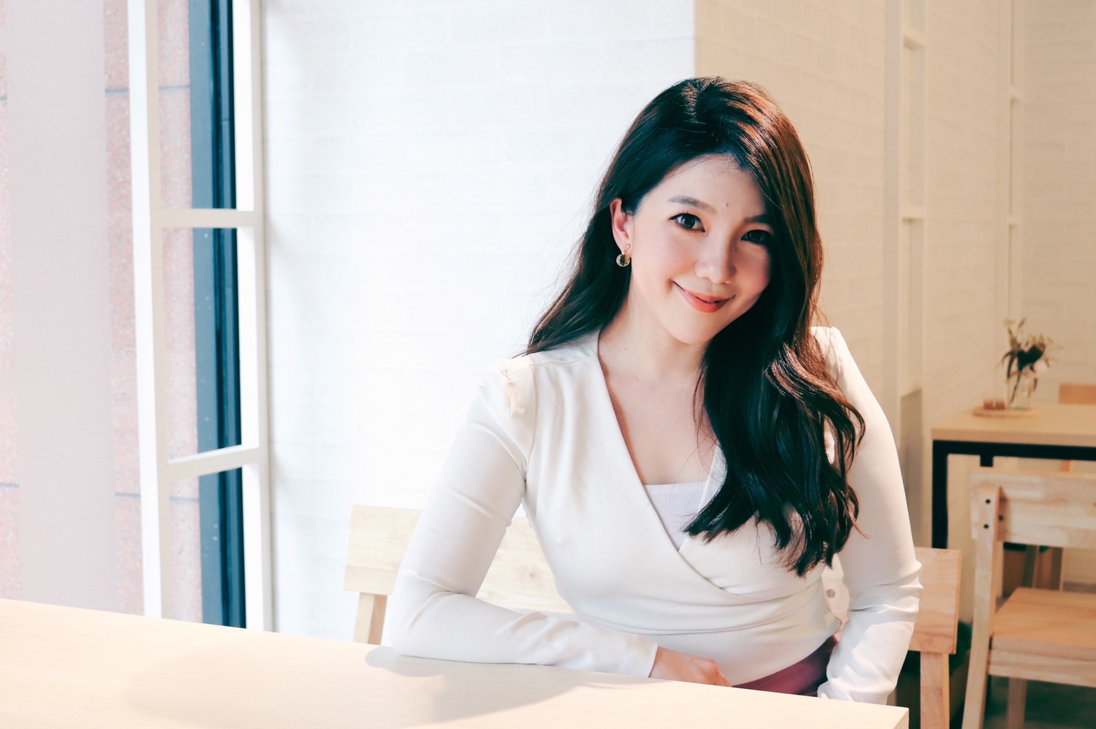 雙語主持人路怡珍今年初開始在Clubhouse和浩爾共同主持《全球串連早安新聞》。(路怡珍提供)