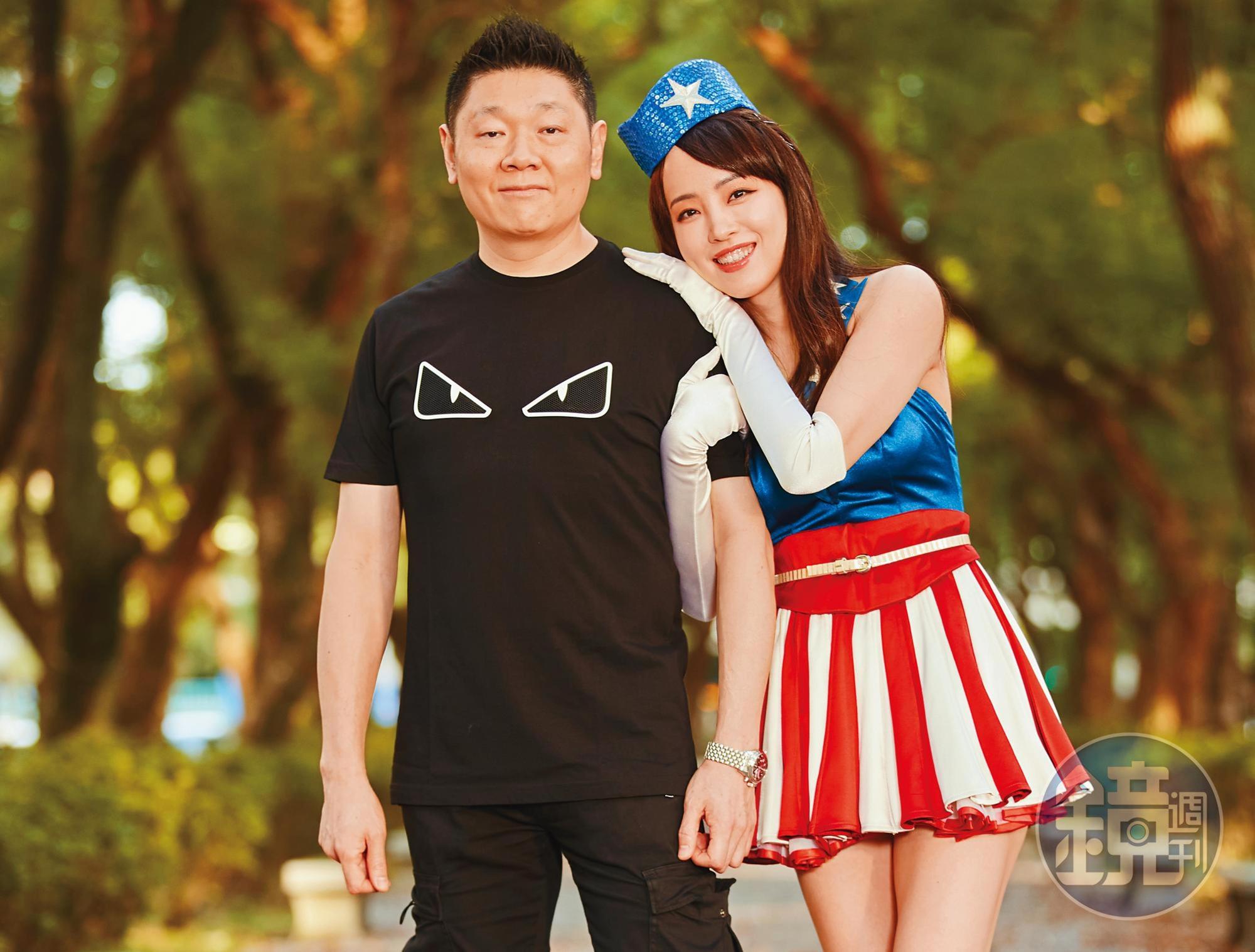 女星朱蕾安穿上老公Ron買的電影《美國隊長》啦啦隊員服裝,夫妻倆甜蜜入鏡。