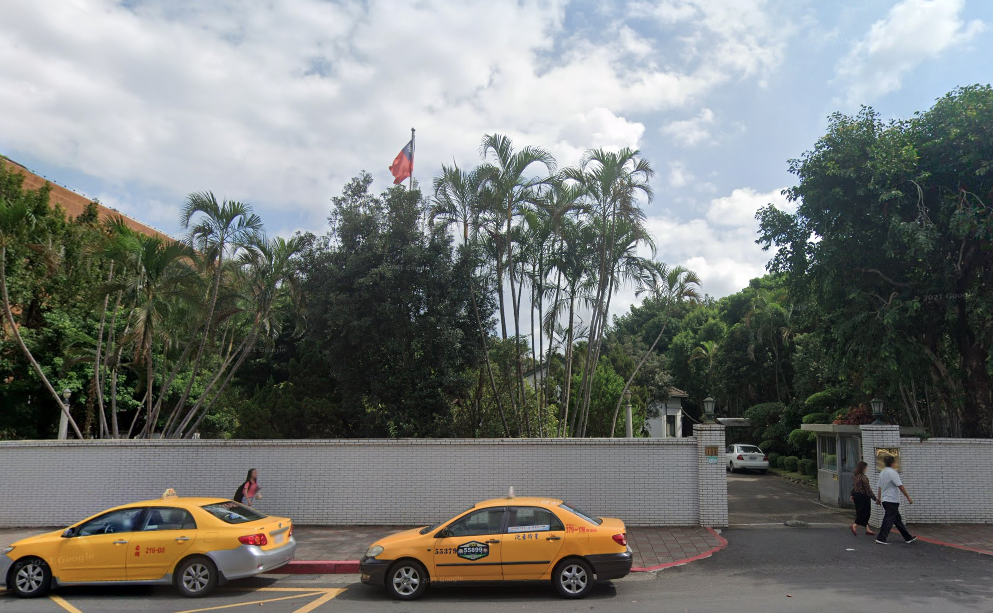 台灣美國事務委員會遭爆將國旗倒掛還降旗，對此外交部表示會加強管理。（圖非今日畫面，翻攝自Google Map）