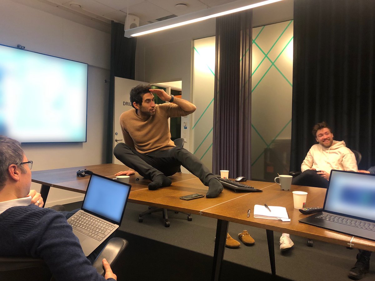 法爾斯近日在社群上傳開會照片，坐在會議桌上的姿勢引網友議論，也被製成迷因圖瘋傳。（翻攝自@josef_fares Twitter）