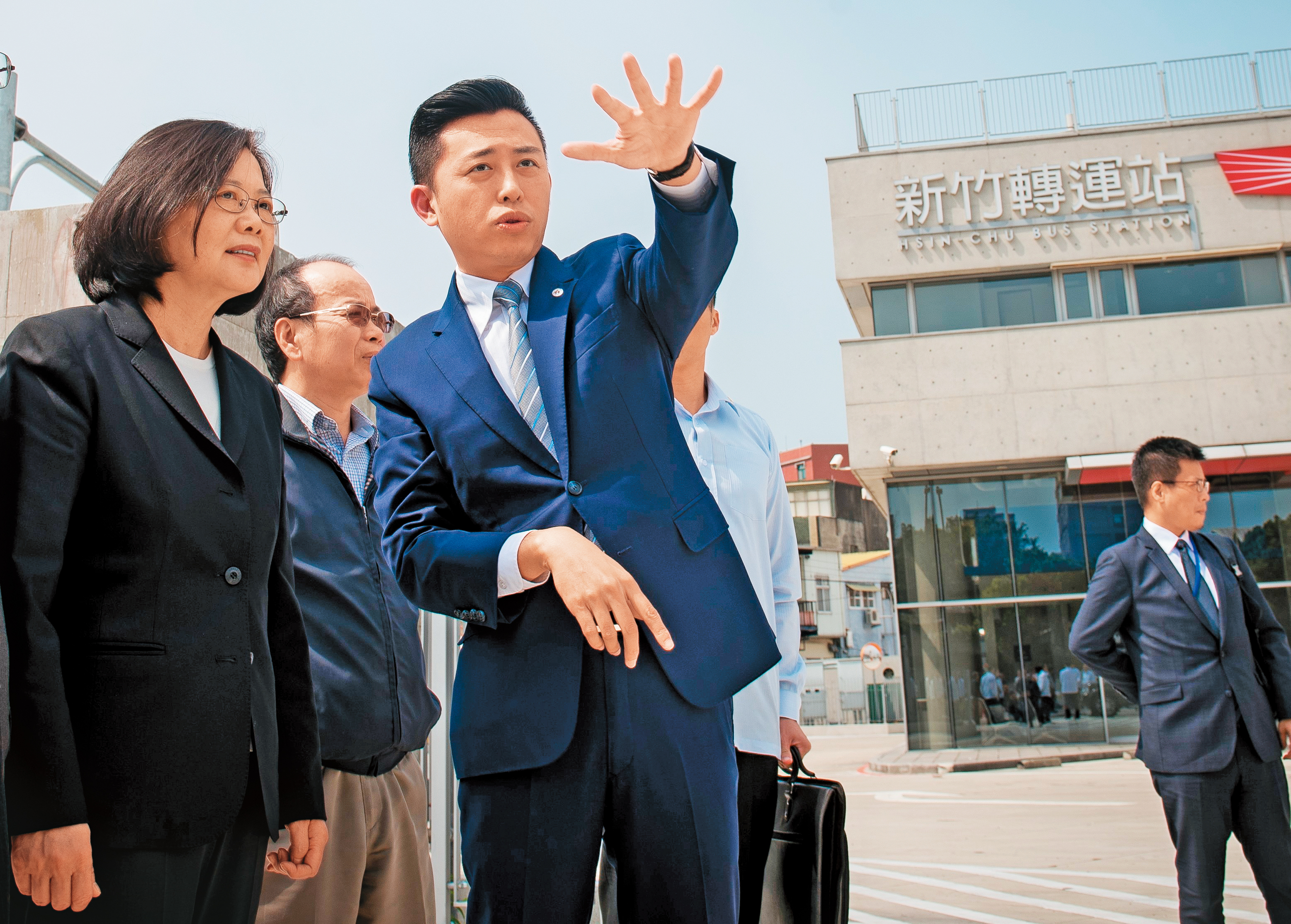 不管從什麼角度來檢驗，民進黨修法讓新竹縣市立刻合併升格，就是無法擺脫為林智堅量身訂做的選舉考量。（總統府提供）