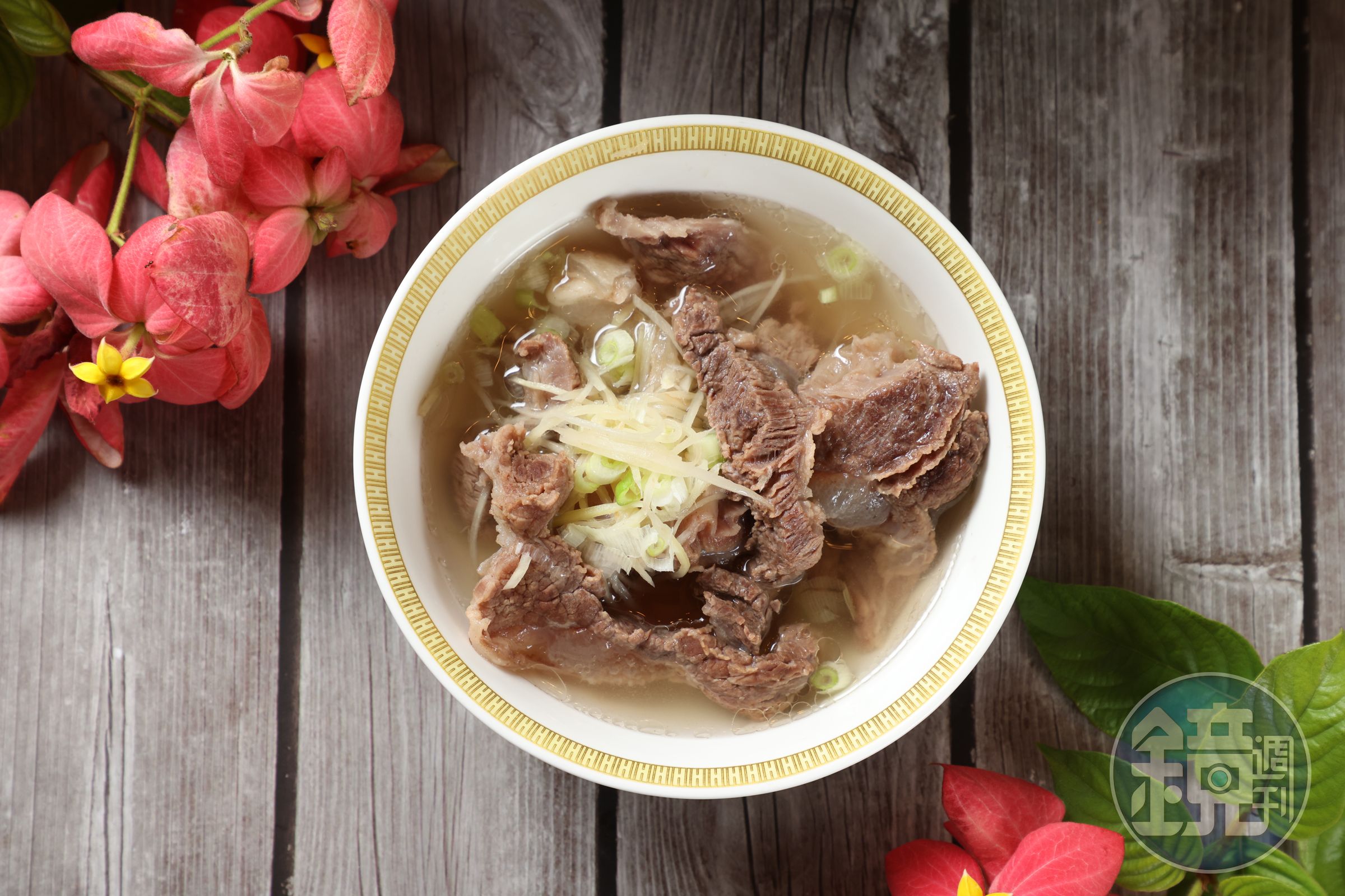 只以糖、鹽、時間炆成的明福版「清燉牛腩湯」，沒有搶味的滷包藥材，卻清鮮有味，像極了延貫40多年的師生感情。