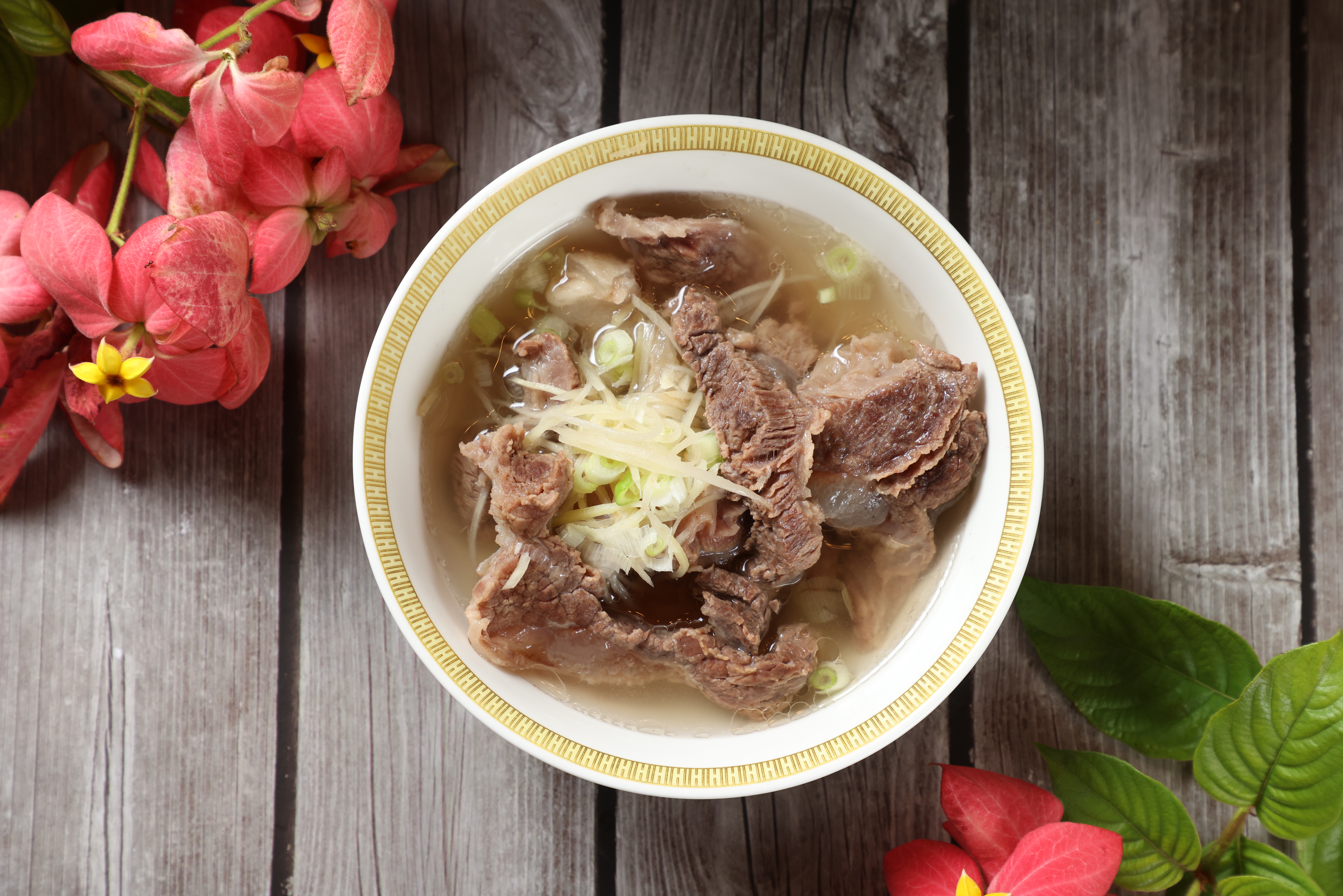 只以糖、鹽、時間炆成的明福版「清燉牛腩湯」，沒有搶味的滷包藥材，卻清鮮有味，像極了延貫40多年的師生感情。