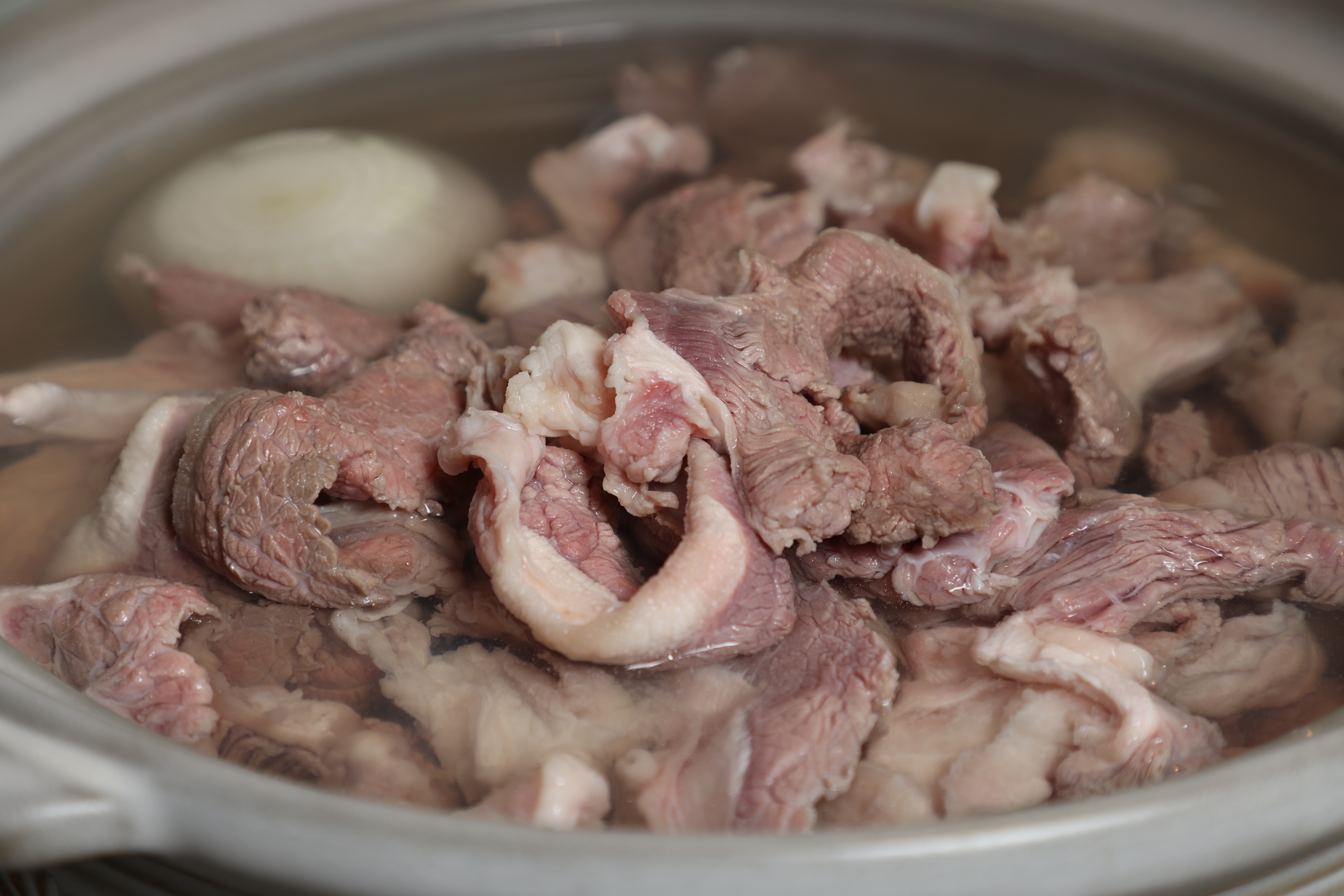 開大火煮牛腩。