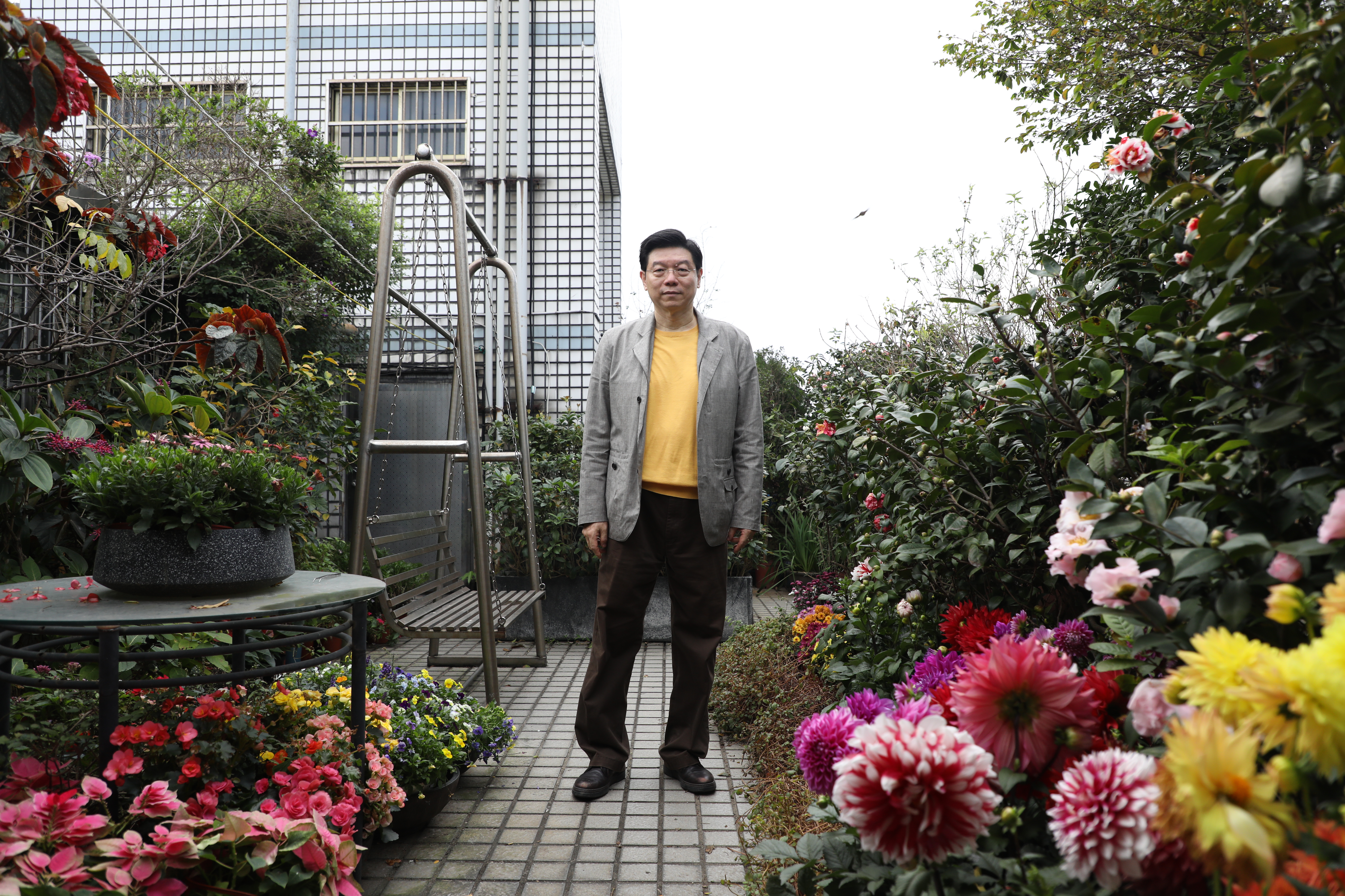 《鏡週刊》社長裴偉吃遍四方，也跟各方名廚學菜，最後融會貫通為自己的食譜，近年每個週末都在家做菜，現在也公開他的廚房筆記。