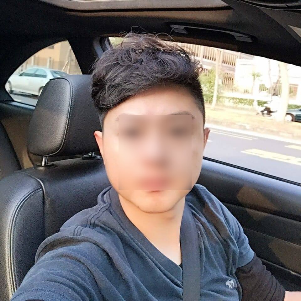 黃男常在臉書中，張貼酒吧、色情護膚店等活動訊息。（翻攝黃男臉書）