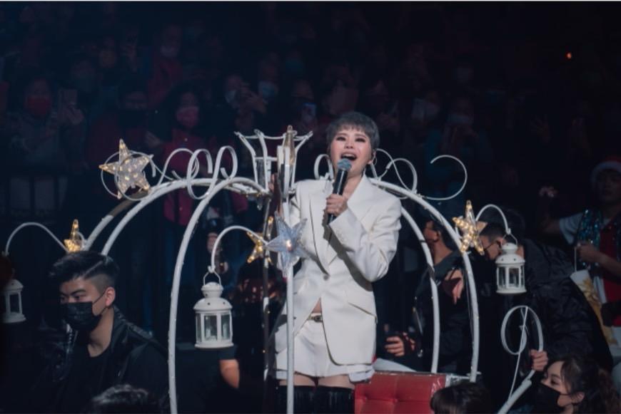 金曲歌后詹雅雯乘坐特別設計的南瓜車,繞行全場,覺得自己重生蛻變成公主了。(雅雯音樂x寬宏藝術提供)
