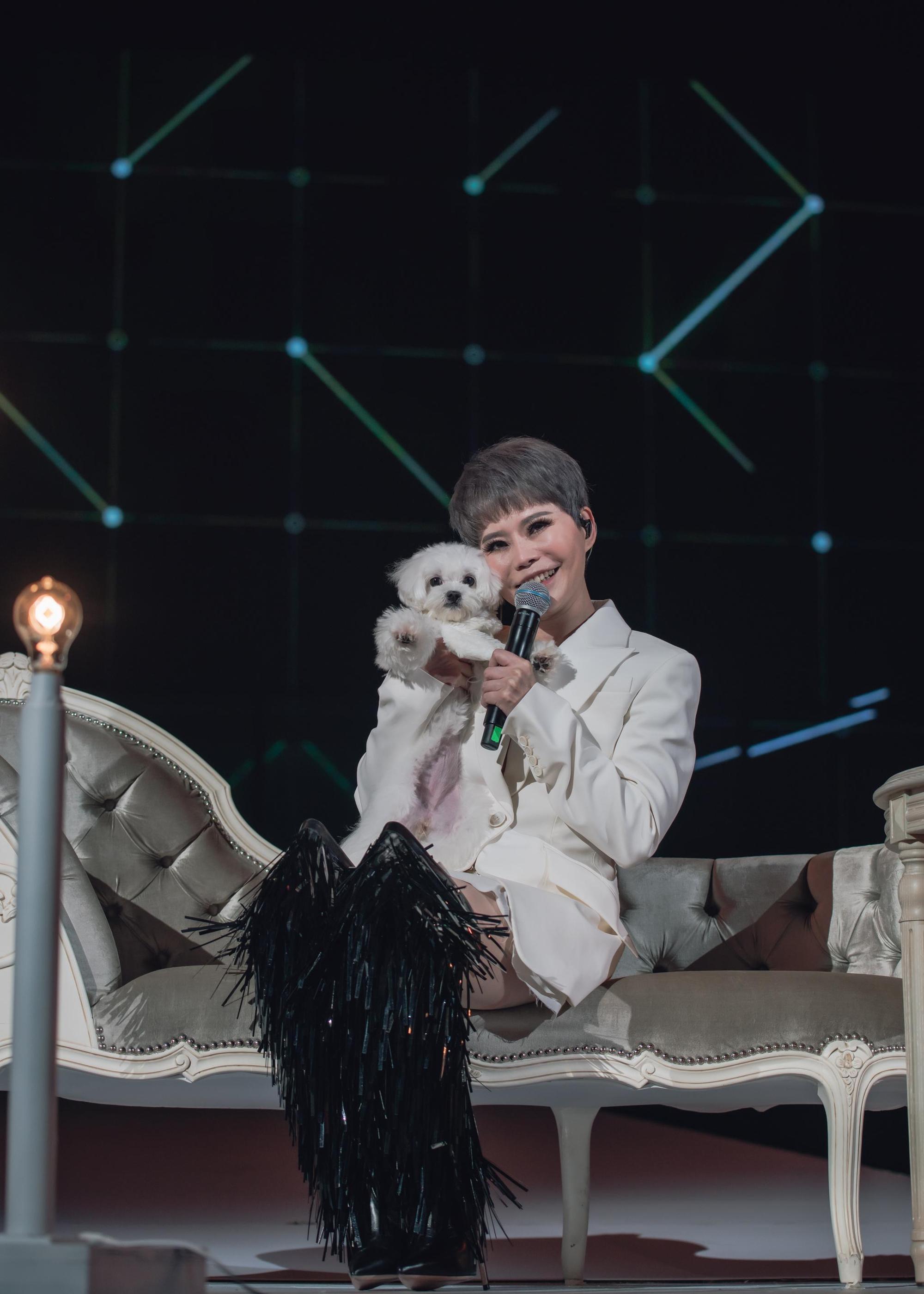 詹雅雯帶著愛犬U妹上台,希望傳達「眾生平等」的想法。(雅雯音樂x寬宏藝術提供)
