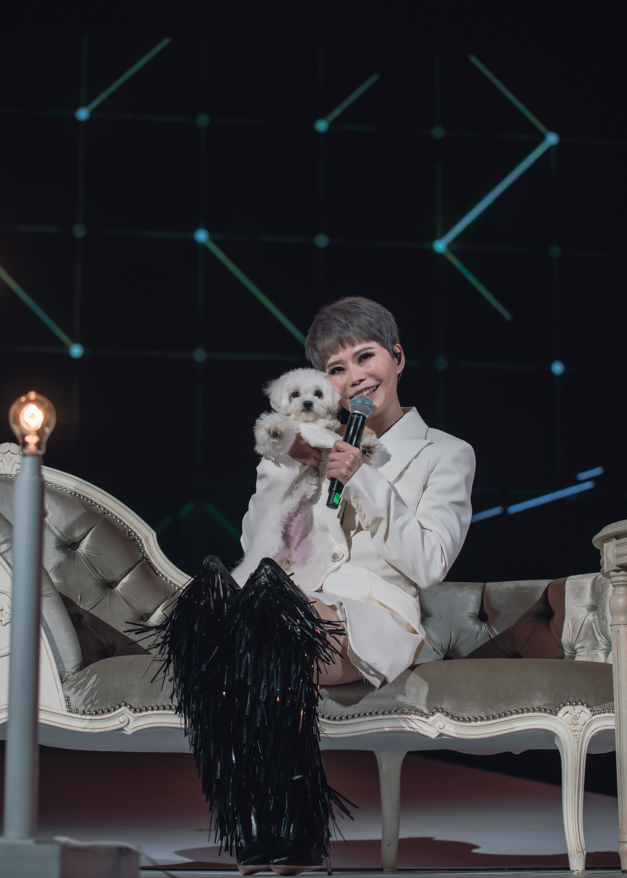 詹雅雯帶著愛犬U妹上台,希望傳達「眾生平等」的想法。(雅雯音樂x寬宏藝術提供)