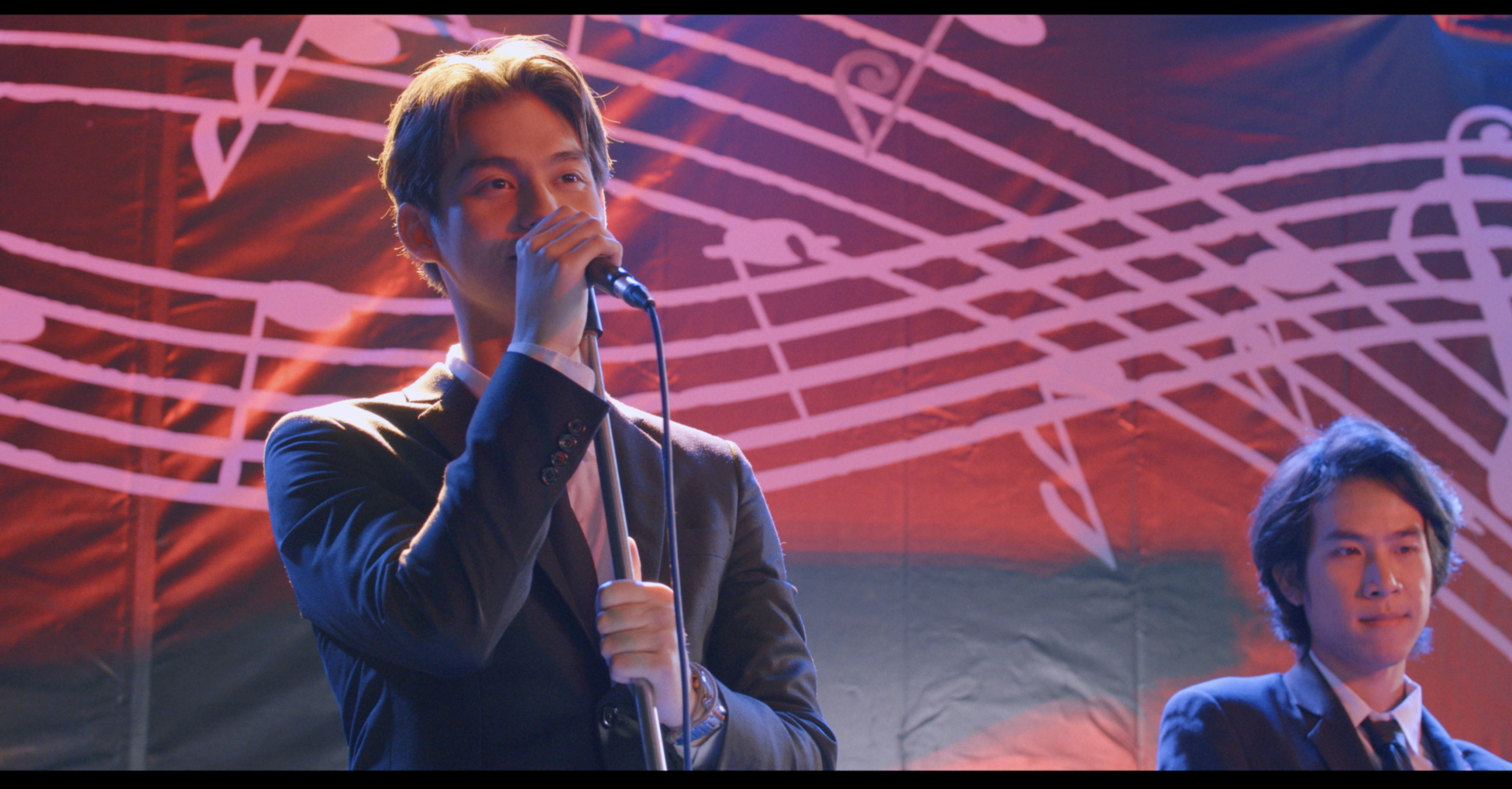 Bright在《2gether電影版：只因我們天生一對》中飾演校草Sarawat，他接受台灣媒體訪問透露最喜歡自己在畢典上獻唱的橋段。（威視電影提供）