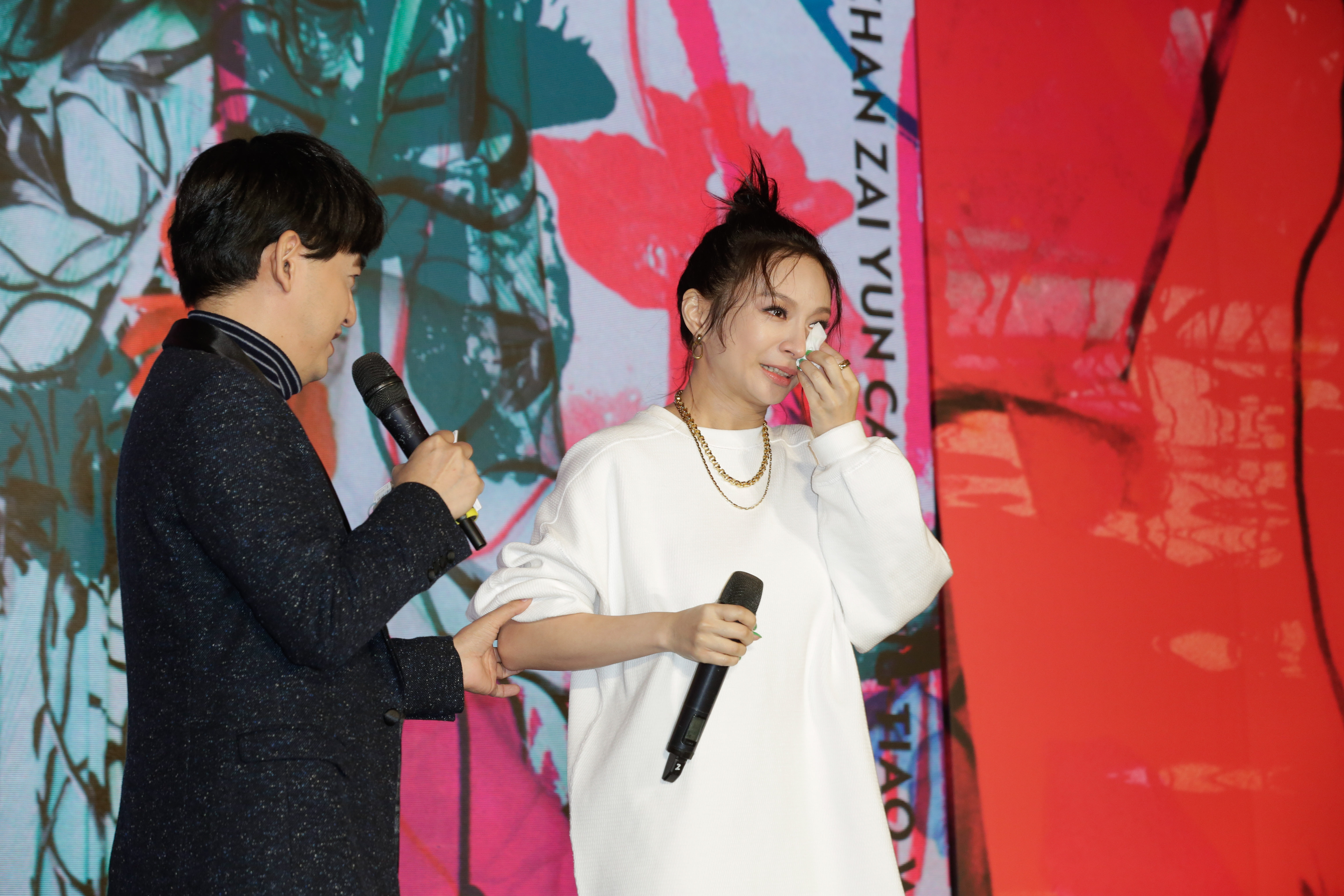 Faye聊及幾年前的低潮數度淚崩。