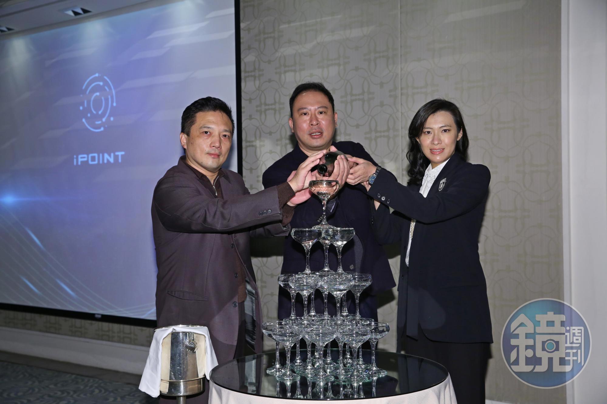 天盛科技董事長温雅貴（右）攜手BitoPro幣託交易所CEO鄭光泰（中）和全金集成董事長劉立恩（左）推出全球第一檔區塊鏈禮券「TWiP」。