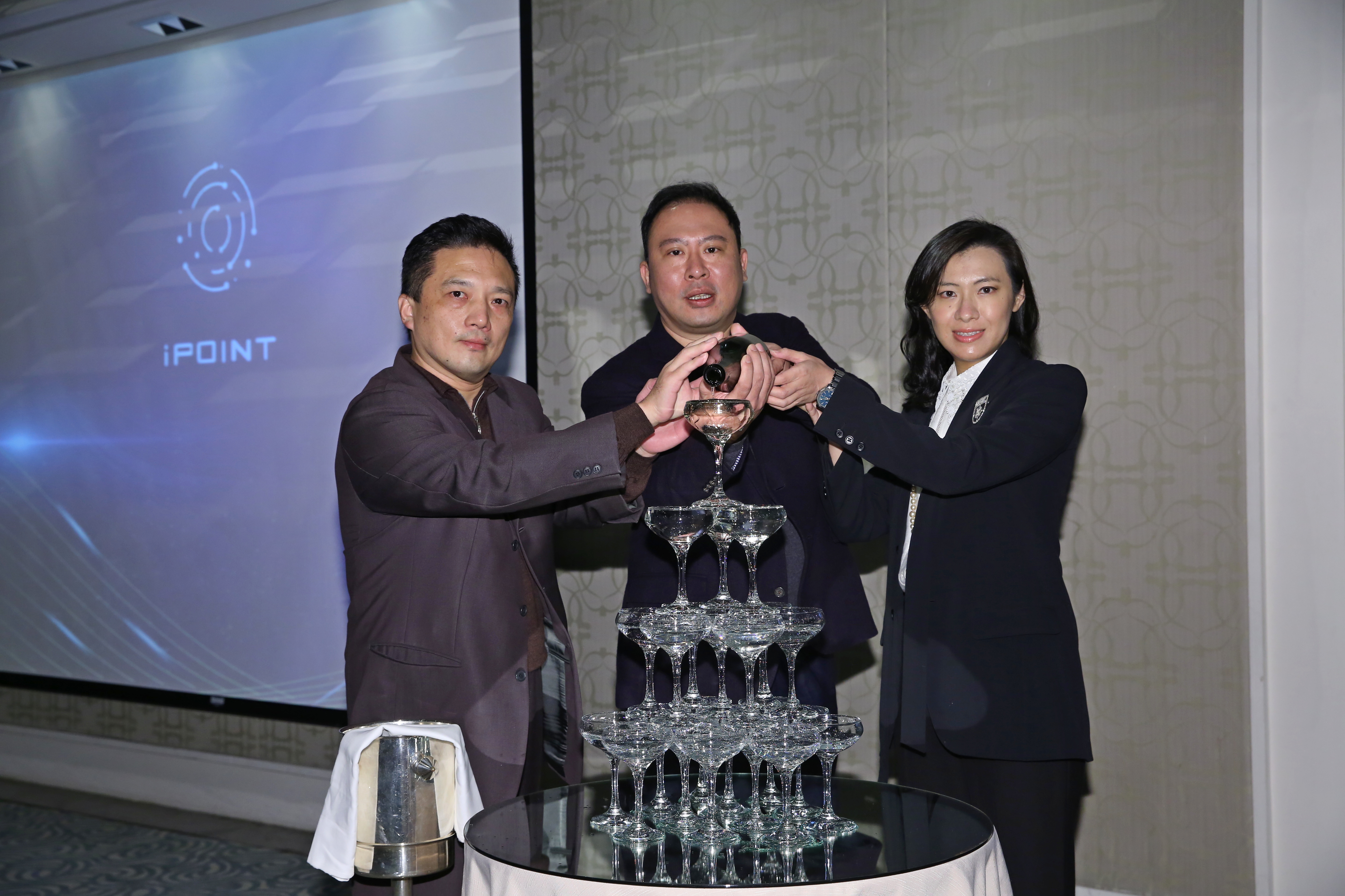 天盛科技董事長温雅貴（右）攜手BitoPro幣託交易所CEO鄭光泰（中）和全金集成董事長劉立恩（左）推出全球第一檔區塊鏈禮券「TWiP」。