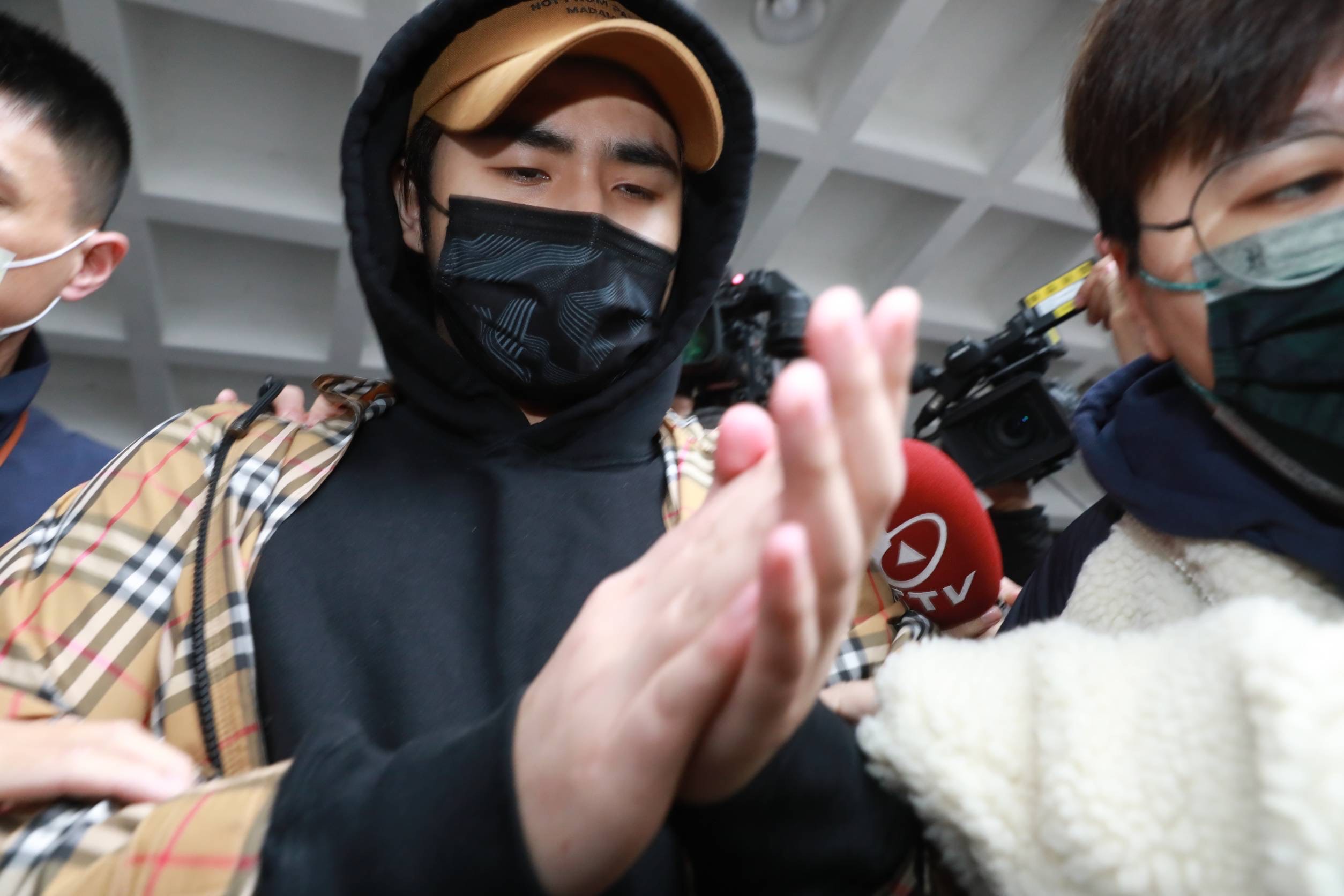 鹿希派呼麻遭逮。