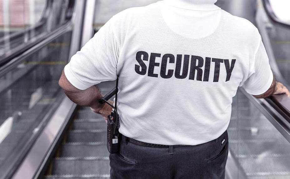 網友分享夜班保全的薪水在臉書引起討論。（示意圖，Pixabay）