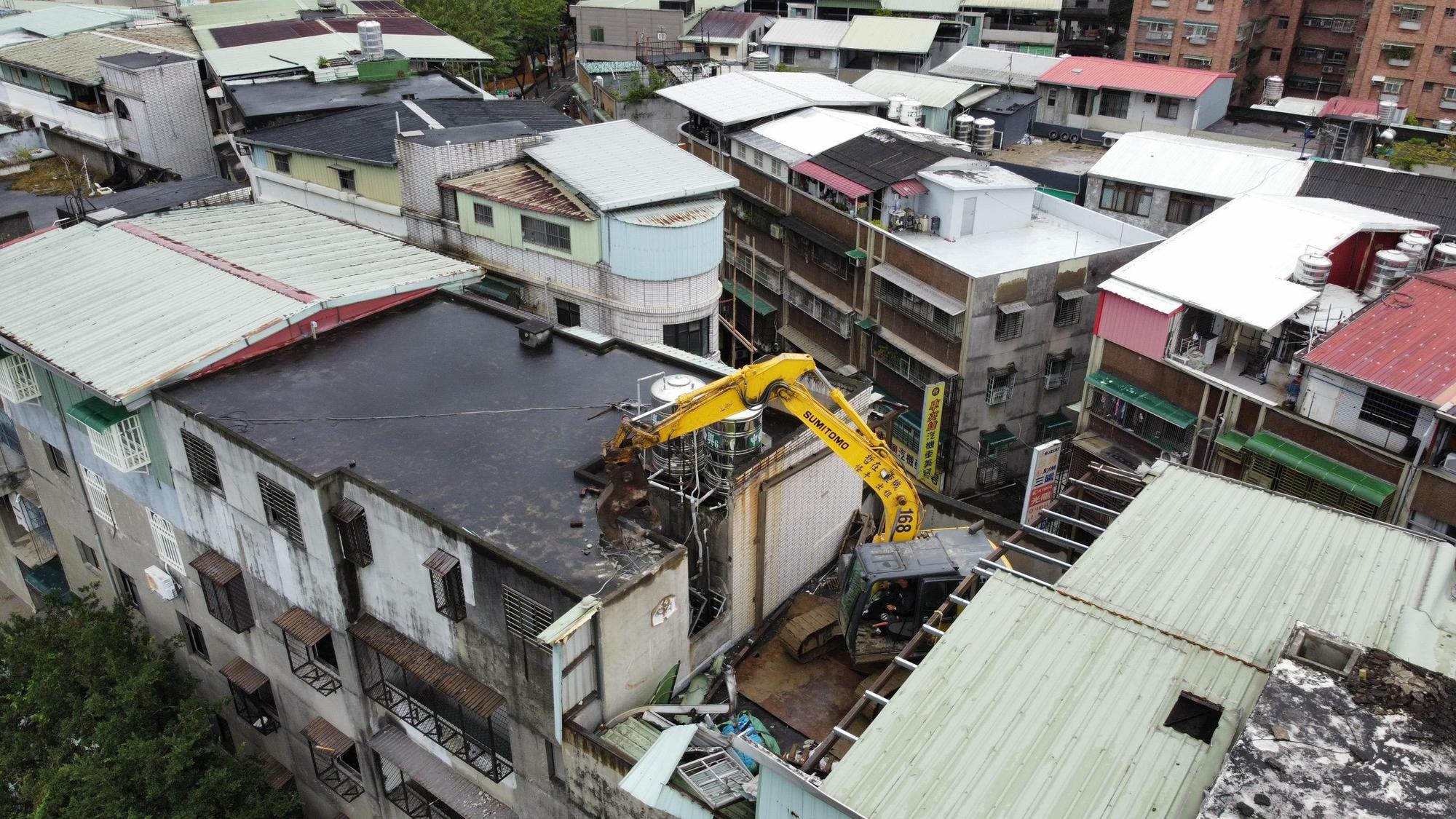 新莊公園一路海砂屋終於開拆,住戶皆完成選屋。(新北住都中心提供)