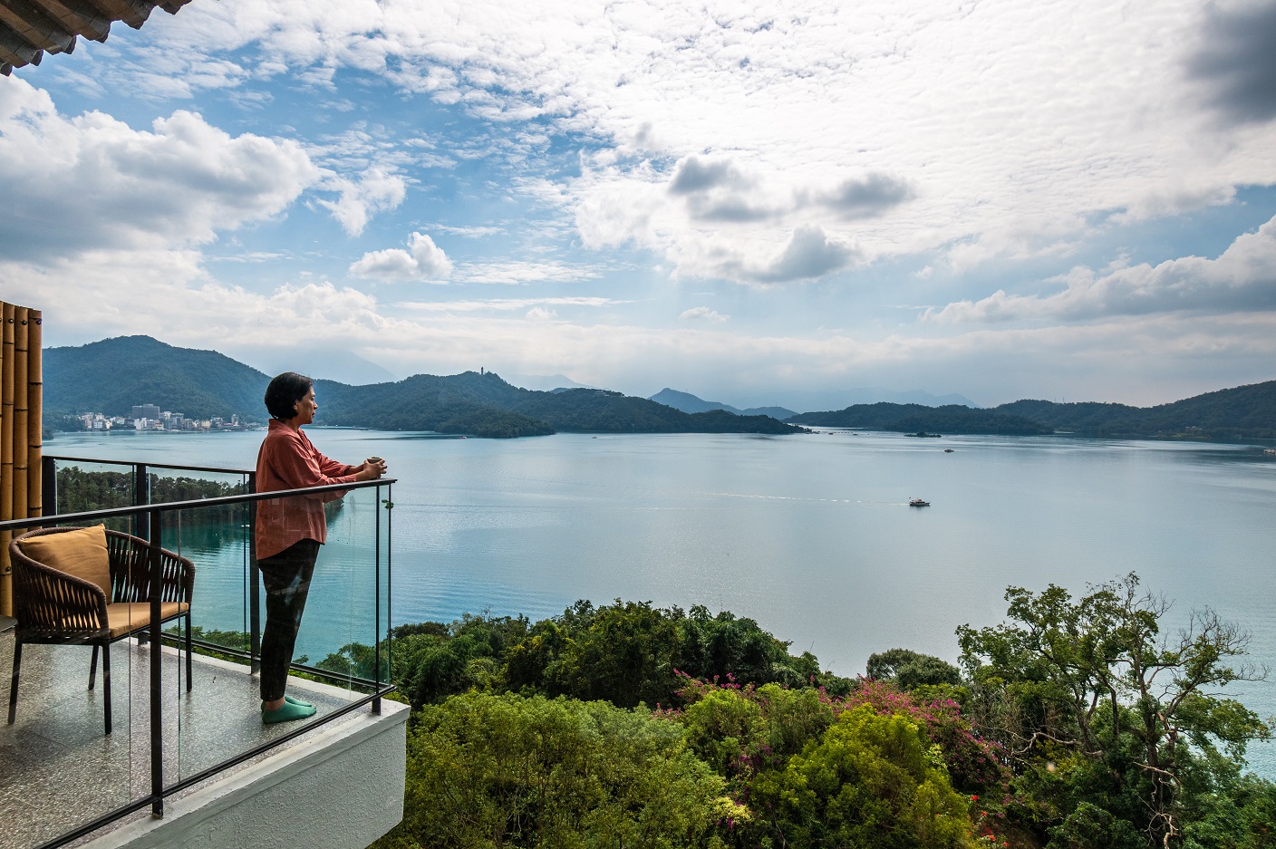 居高臨下的「方山水獨賣套房」，在陽台即可將美麗日月潭風光一眼盡攬。