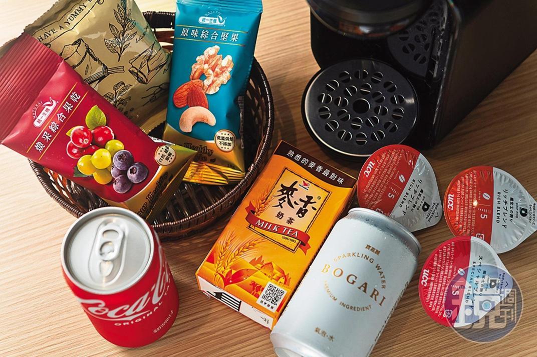 客房內貼心準備的免費點心與飲料。