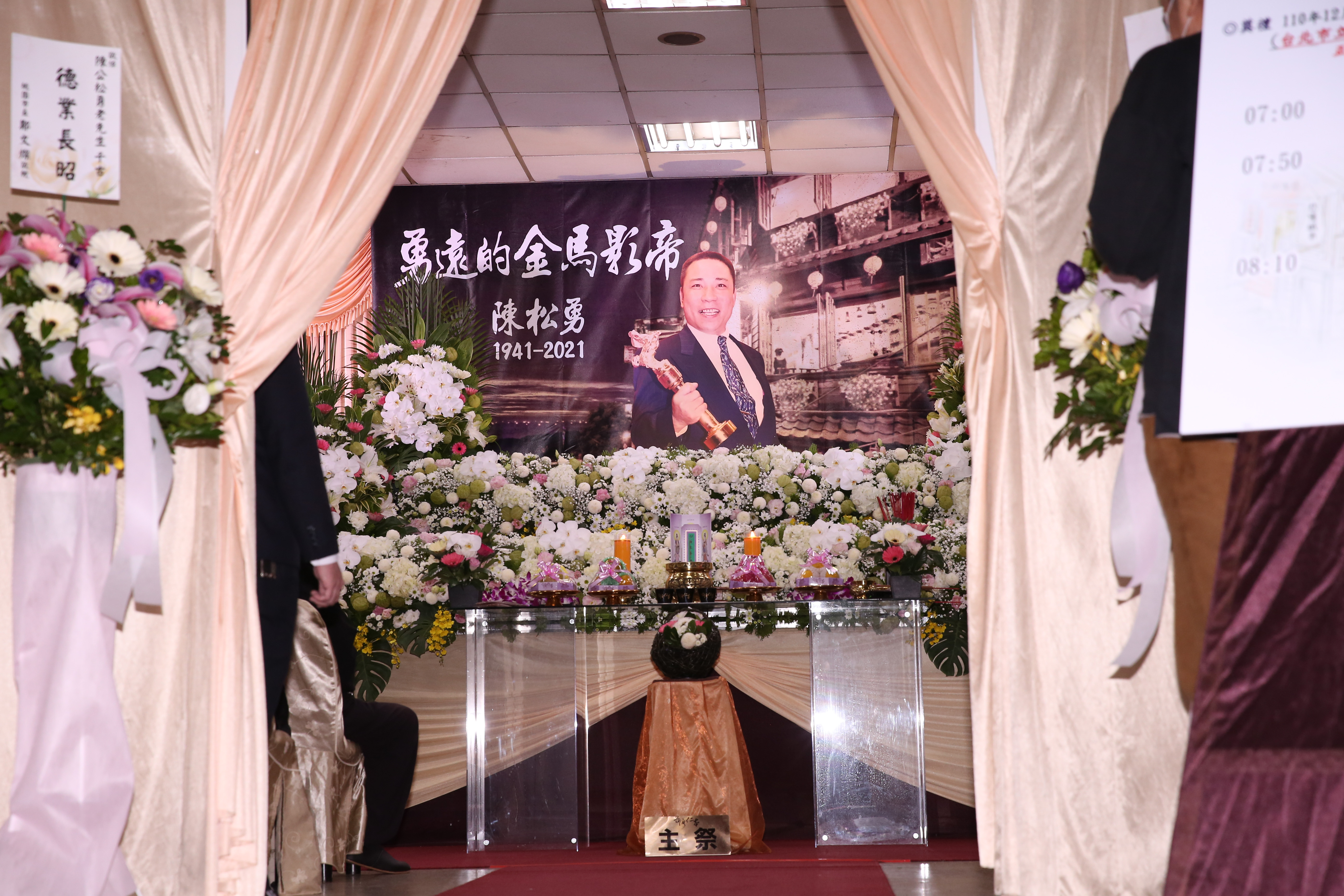陳松勇的靈堂布置得很素雅，家屬並挑選了他當年榮獲金馬影帝、意氣風發的照片當作遺照。