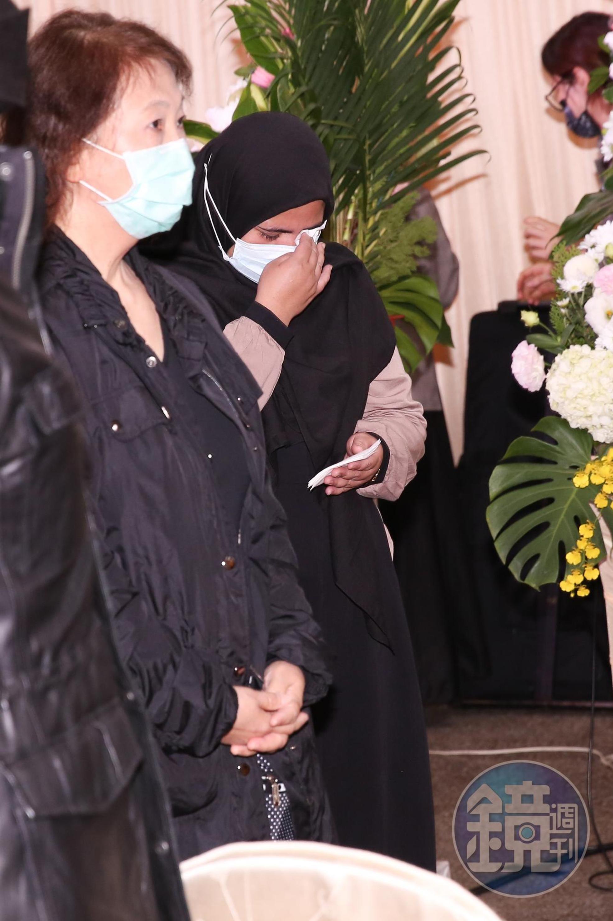 看護Yule照顧陳松勇如同親人般細心，陳松勇的離世Yule亦不禁難過痛哭。