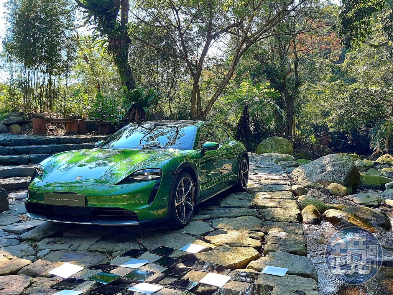 Taycan Cross Turismo承襲2018年日內瓦車展保時捷Mission E Cross Turismo的外觀設計;稱為「飛躍線 (flyline) 」的運動感車頂線條,巧妙地自車身尾部下滑再向後延伸。
