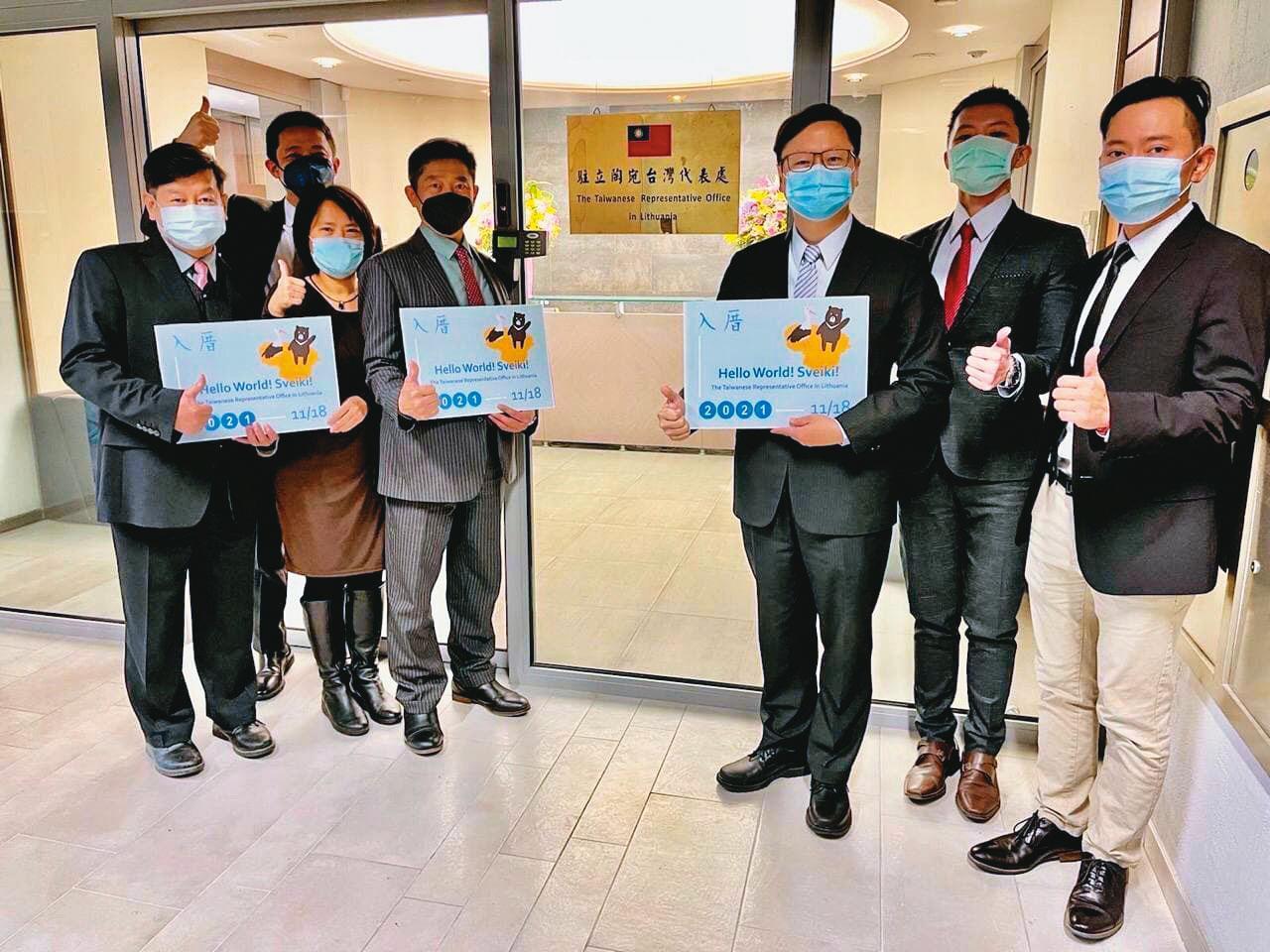 11月,駐立陶宛台灣代表處正式掛牌設立,新獲任命的首任代表黃鈞耀(右3)及同仁攝於館牌前。(外交部提供)