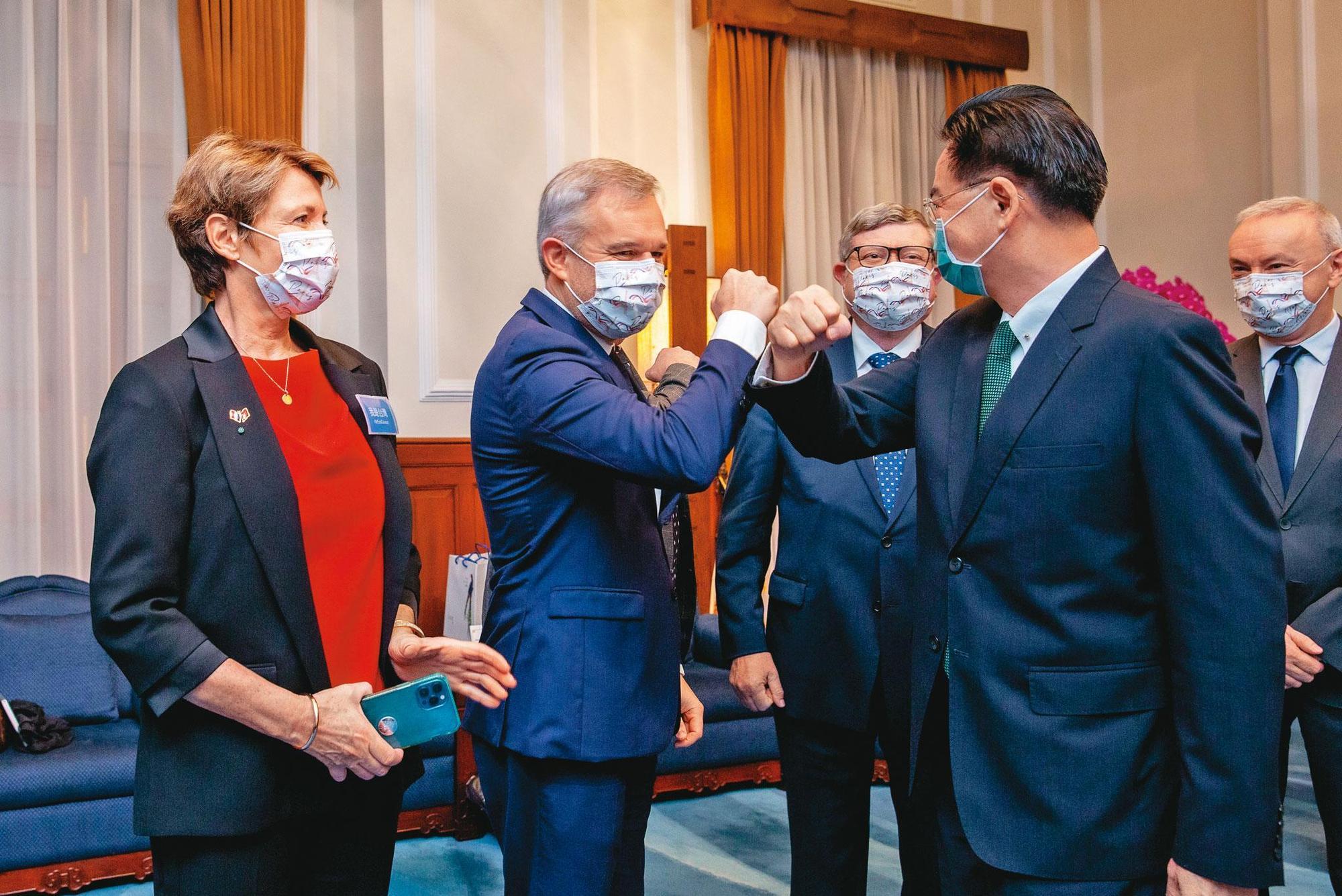 法國國民議會前議長、現任友台小組主席戴扈傑(François de Rugy)(中)訪團日前訪台,吳釗燮(右)與他碰肘打招呼,感謝法國對台灣堅定支持。(總統府提供)