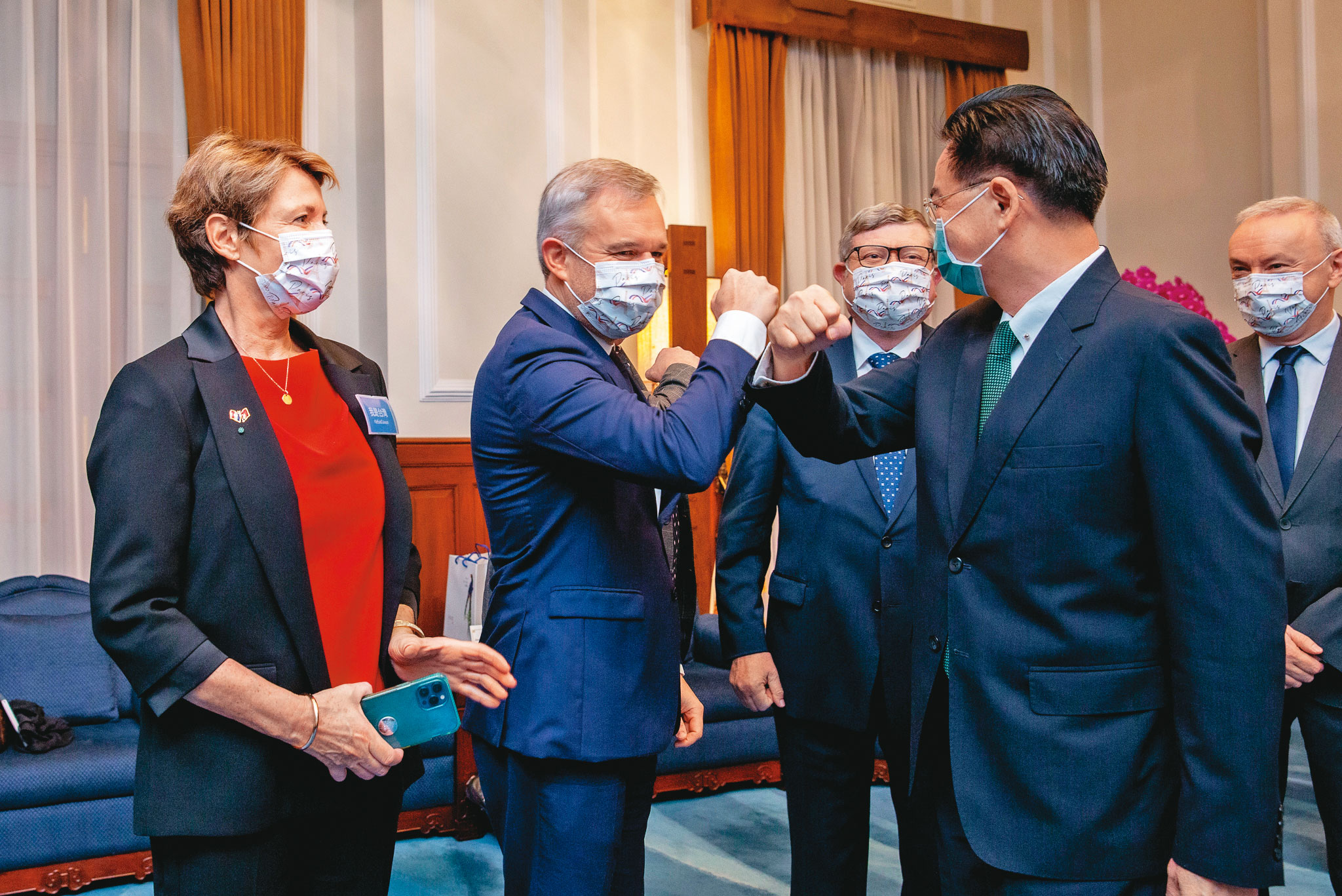 法國國民議會前議長、現任友台小組主席戴扈傑（François de Rugy）（中）訪團日前訪台，吳釗燮（右）與他碰肘打招呼，感謝法國對台灣堅定支持。（總統府提供）