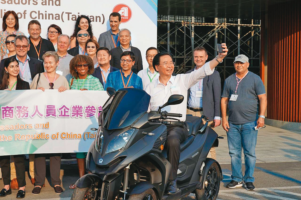 吳釗燮去年底邀34國的駐台使節及代表，參訪台南及高雄多家智慧科技企業，體驗台灣的資通訊優勢。（外交部提供）