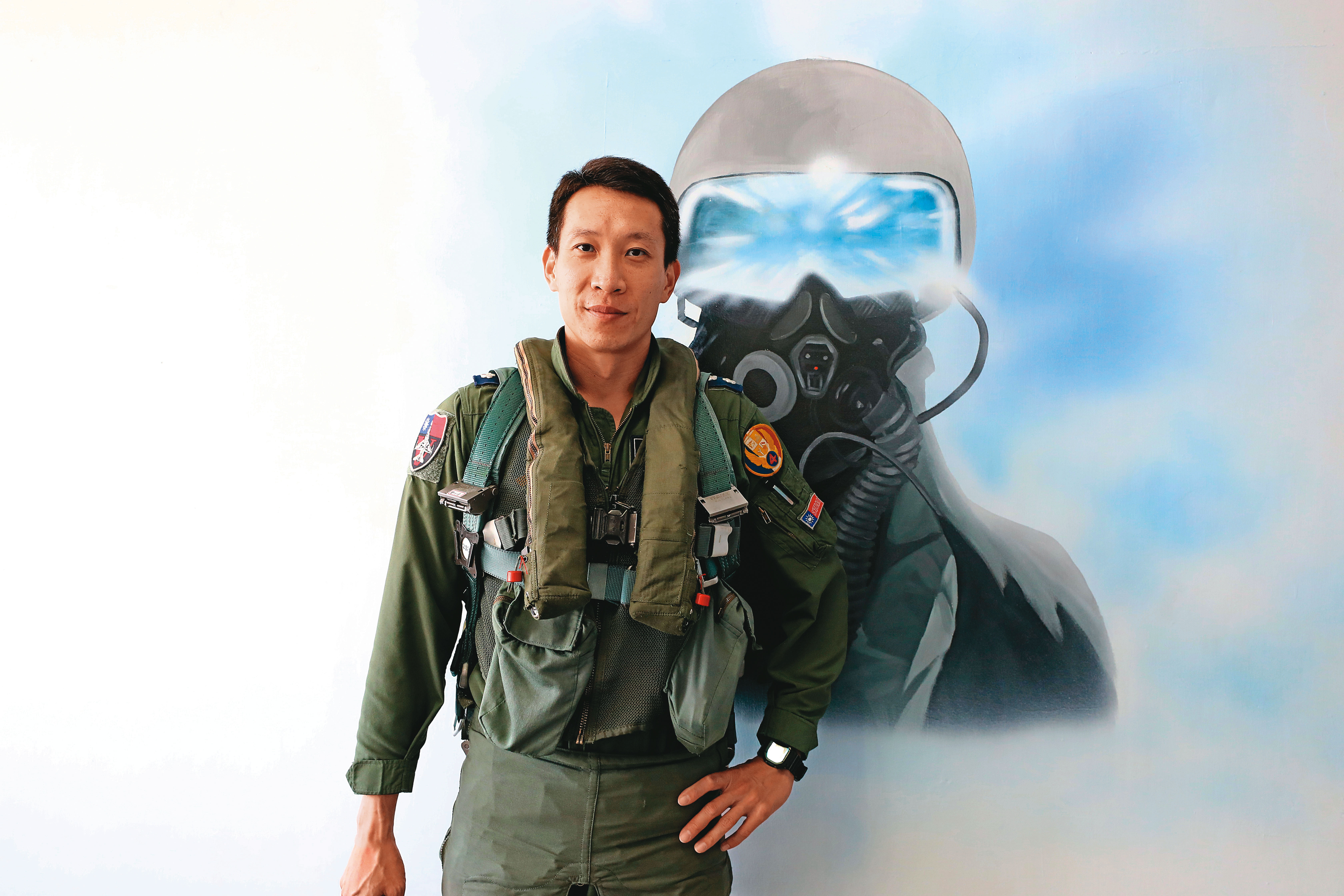嘉義空軍基地裡有許多飛行員主題壁畫。圖為龔尚偉。